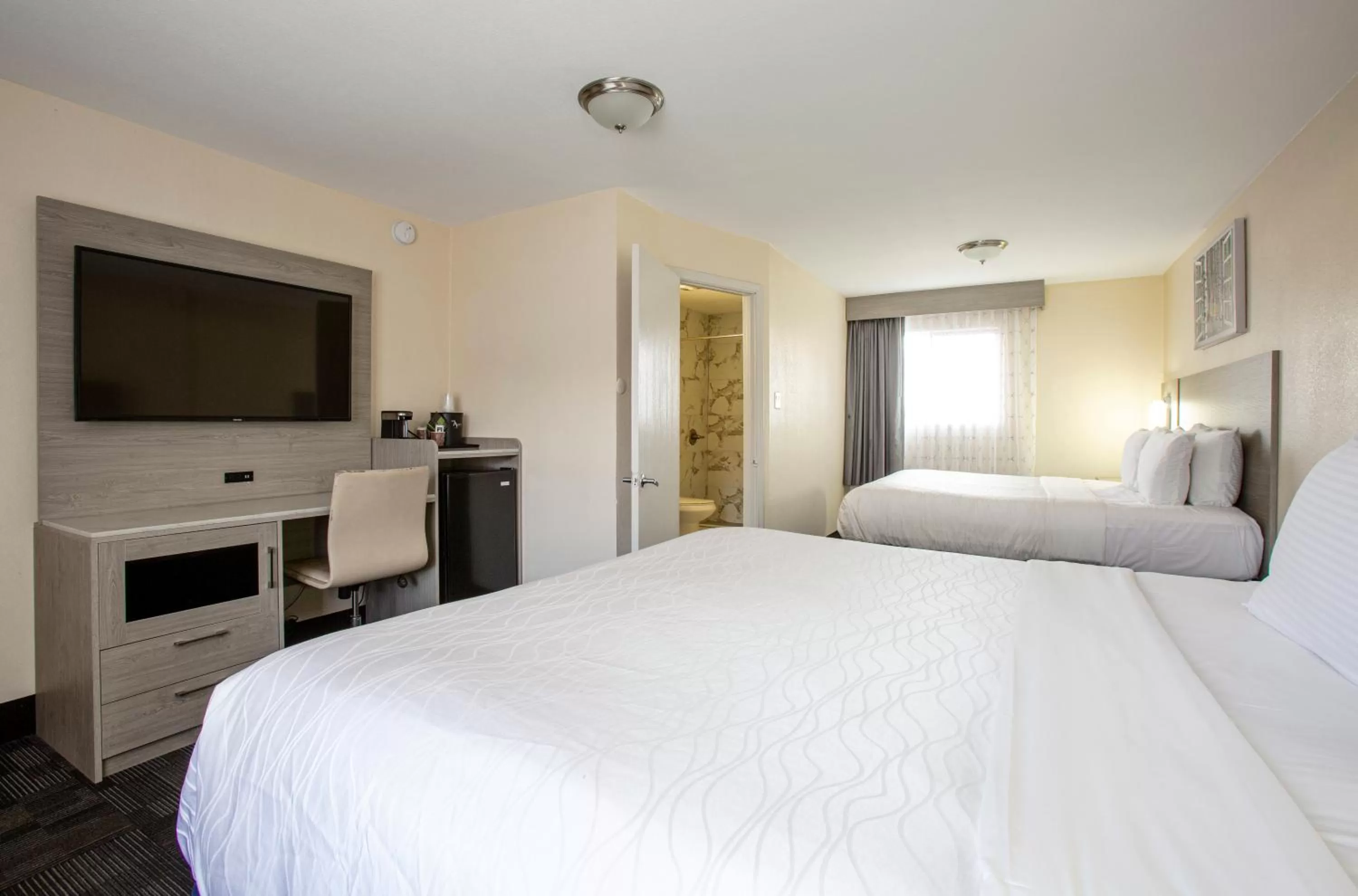 Photo of the whole room, Bed in Hotel Aspen Flagstaff/ Grand Canyon InnSuites