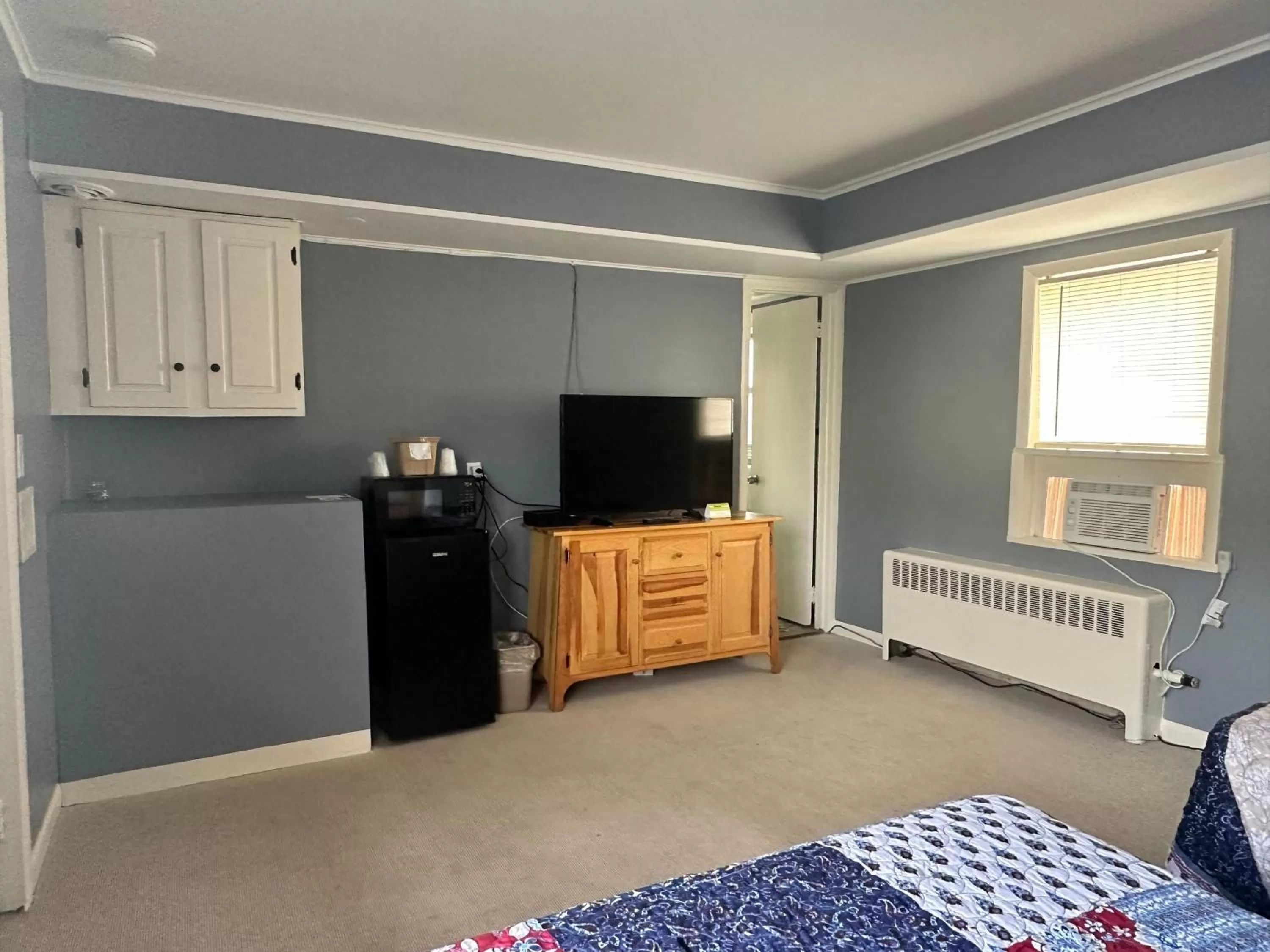 Photo of the whole room, Bed in Community Court Motel