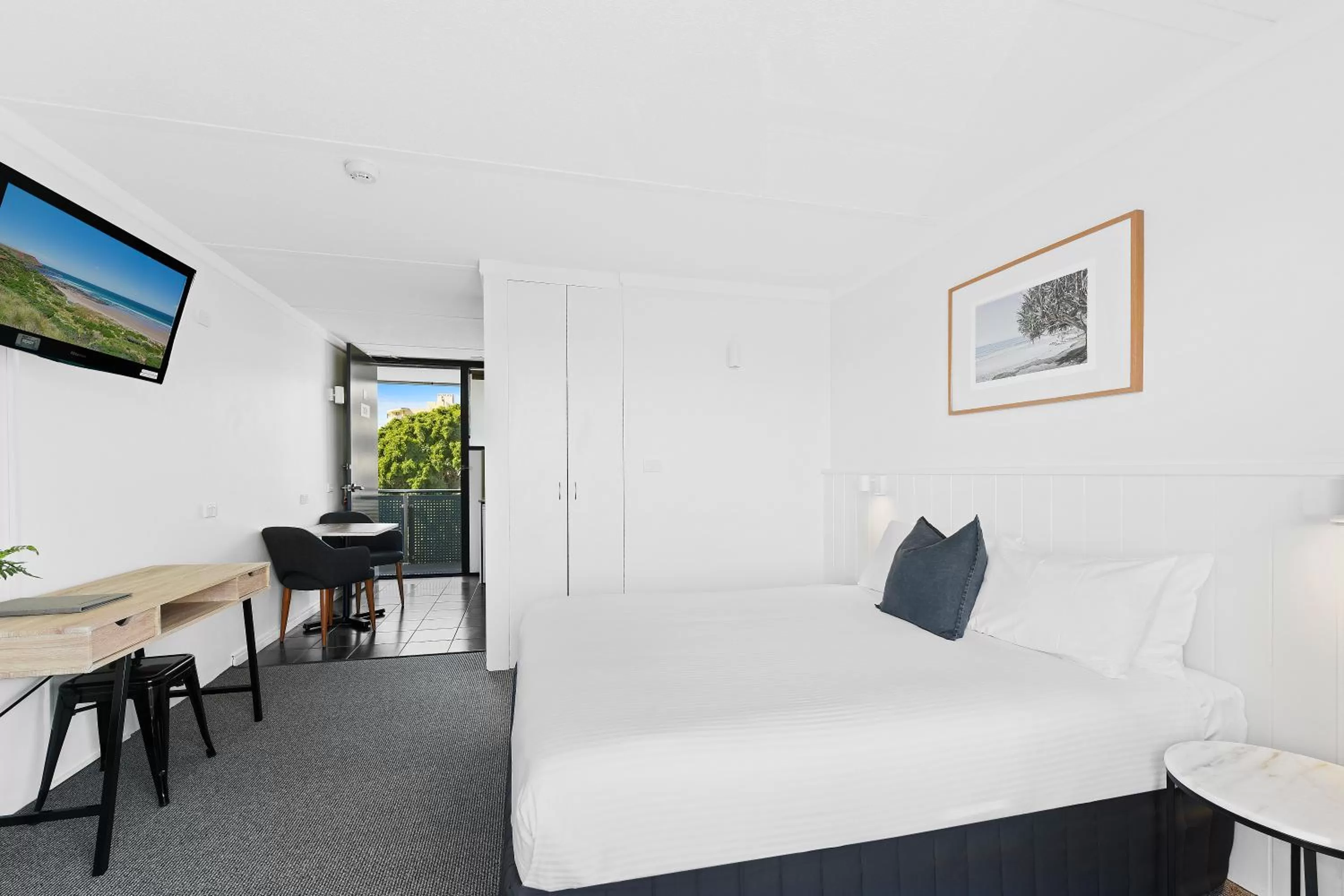 Dining area, Bed in The Mid Pacific