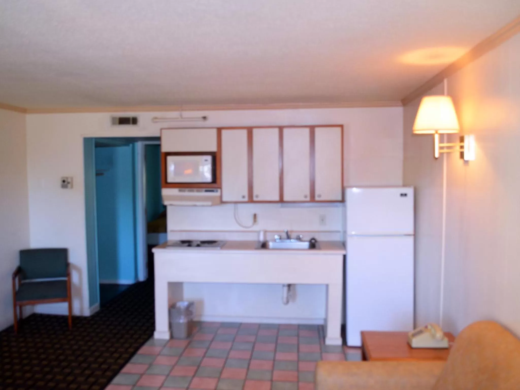 Kitchen or kitchenette in Cerca Del Mar Motel