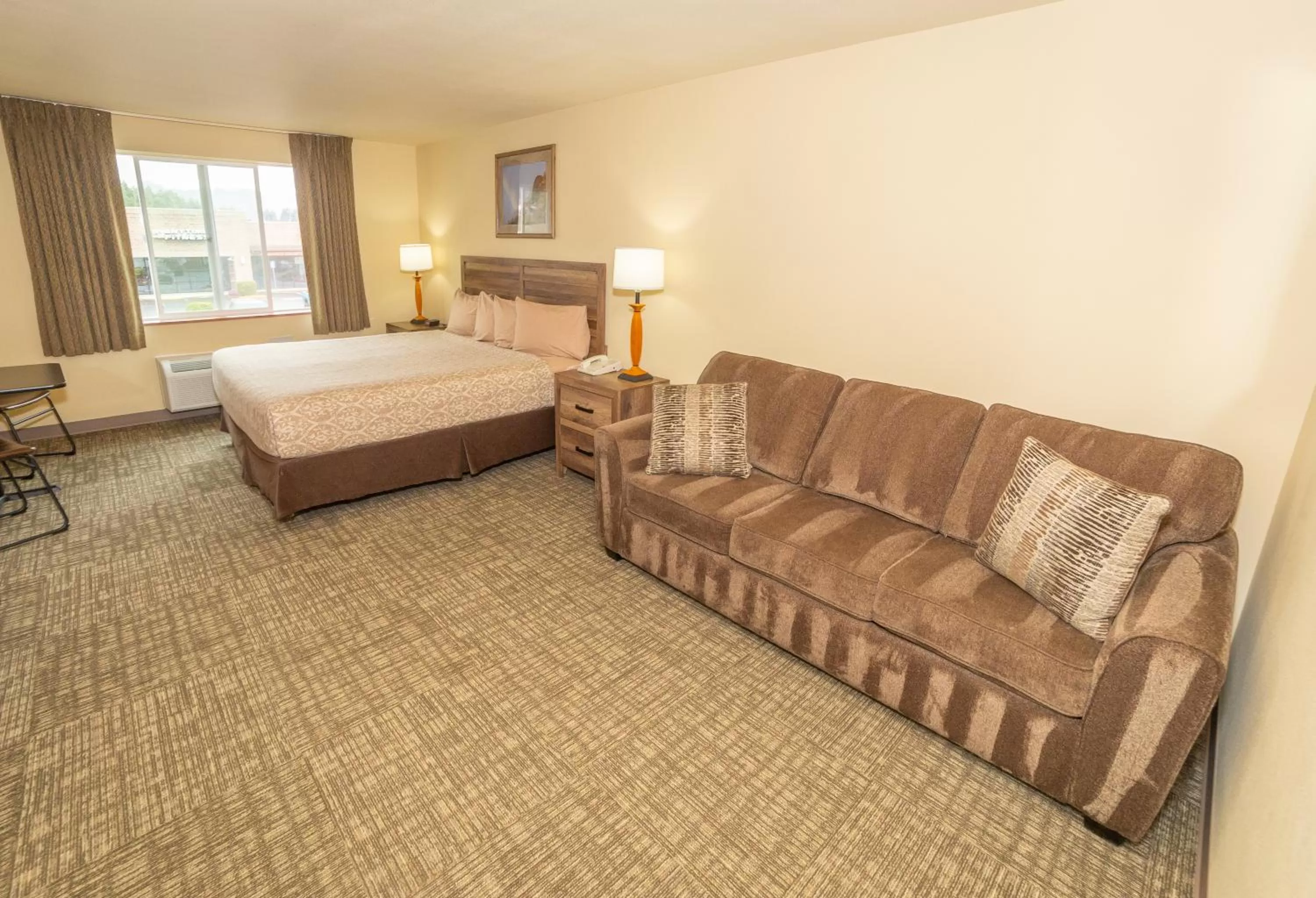 Photo of the whole room, Bed in Clatskanie River Inn