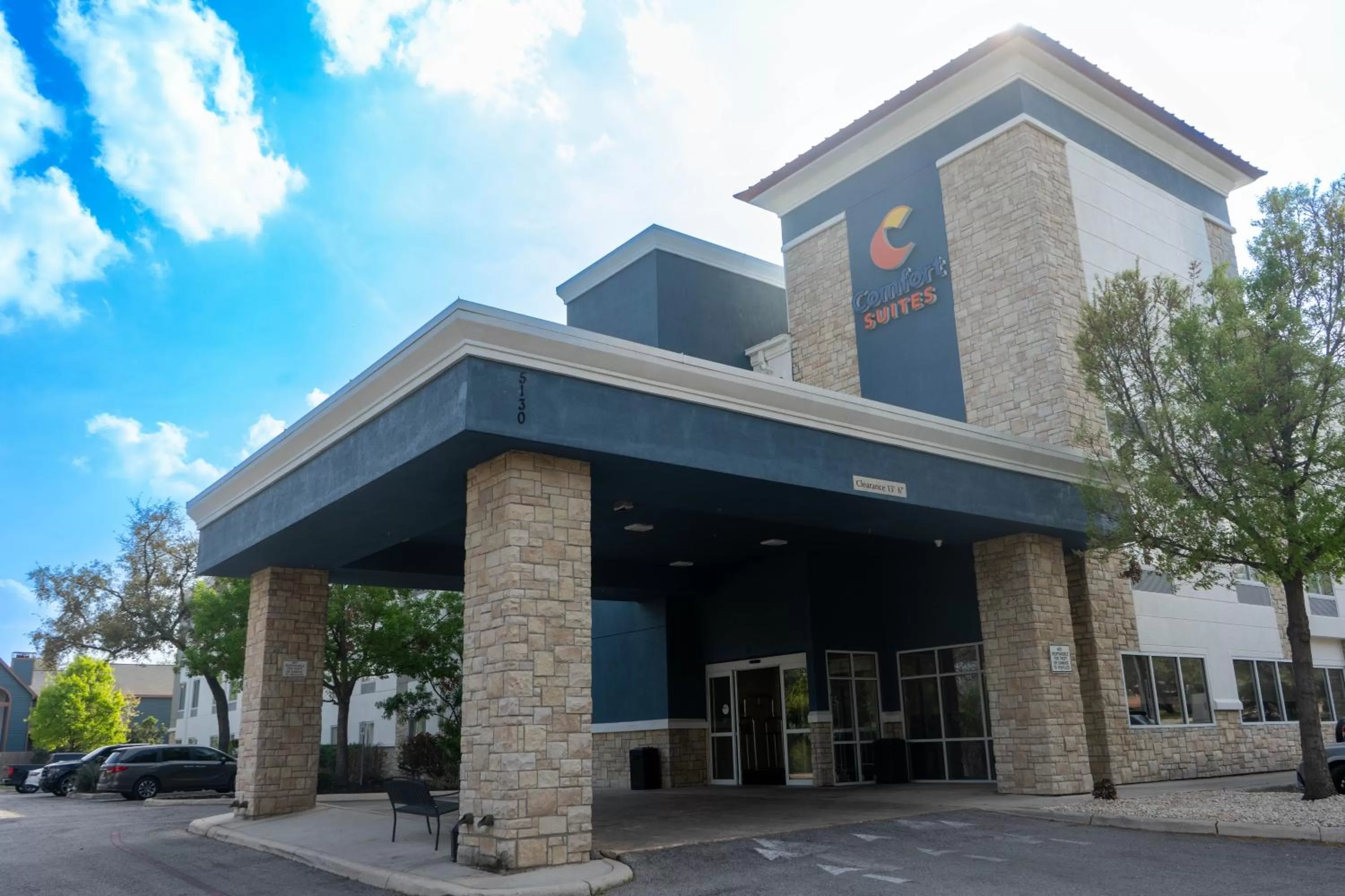 Property building in Comfort Suites Medical Center near Six Flags