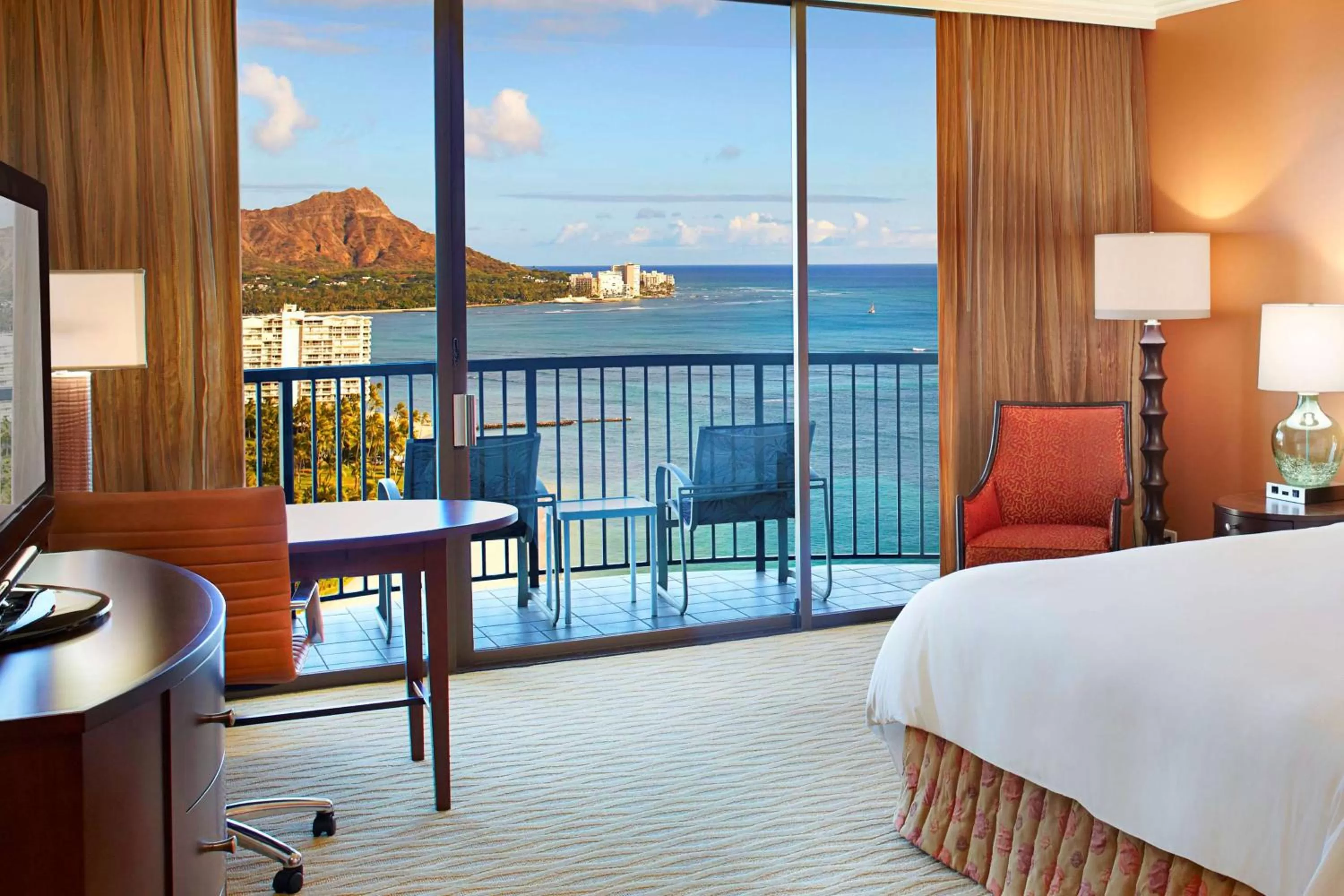Rainbow Tower Ocean Front with King Bed in Hilton Hawaiian Village Waikiki Beach Resort