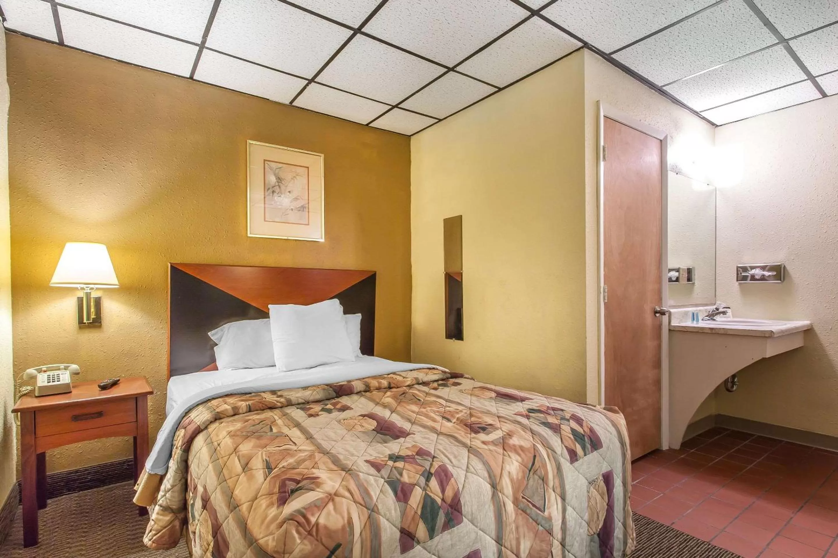 Photo of the whole room, Bed in Rodeway Inn Sandusky North