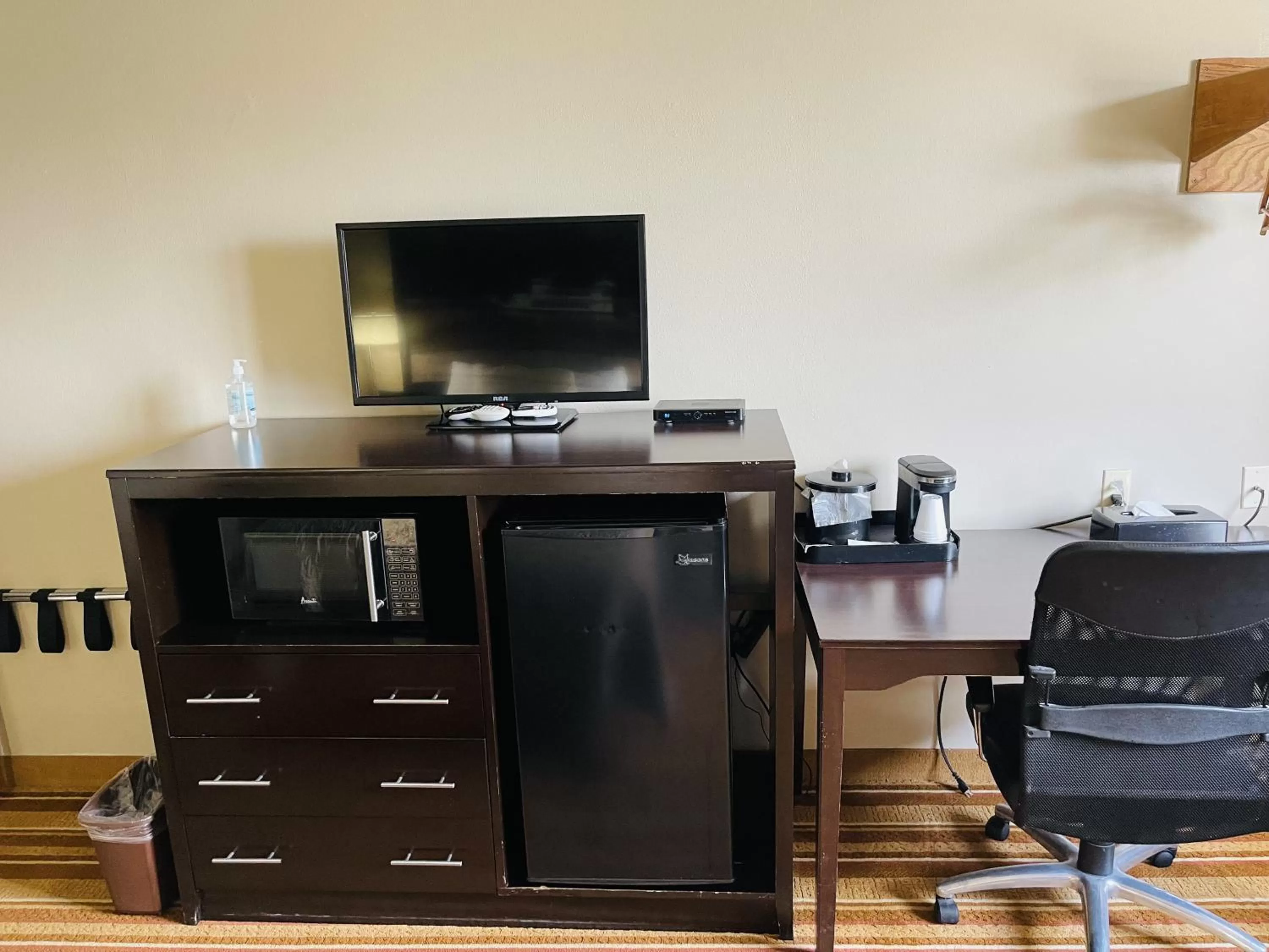 TV and multimedia in Super 8 by Wyndham Clear Lake