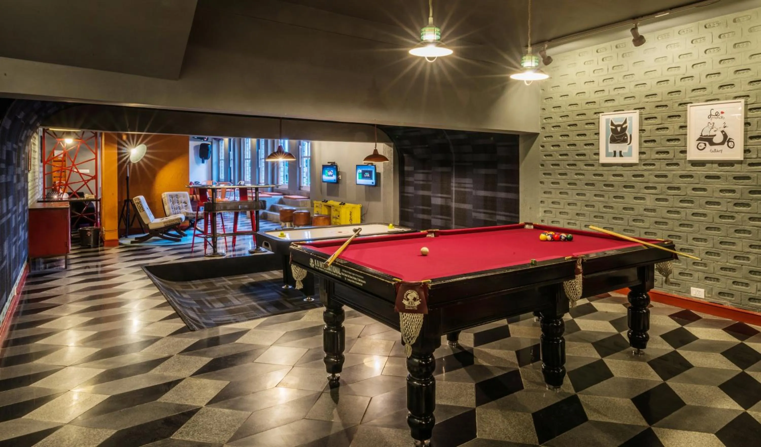 Billiard in Honeymoon Inn Manali