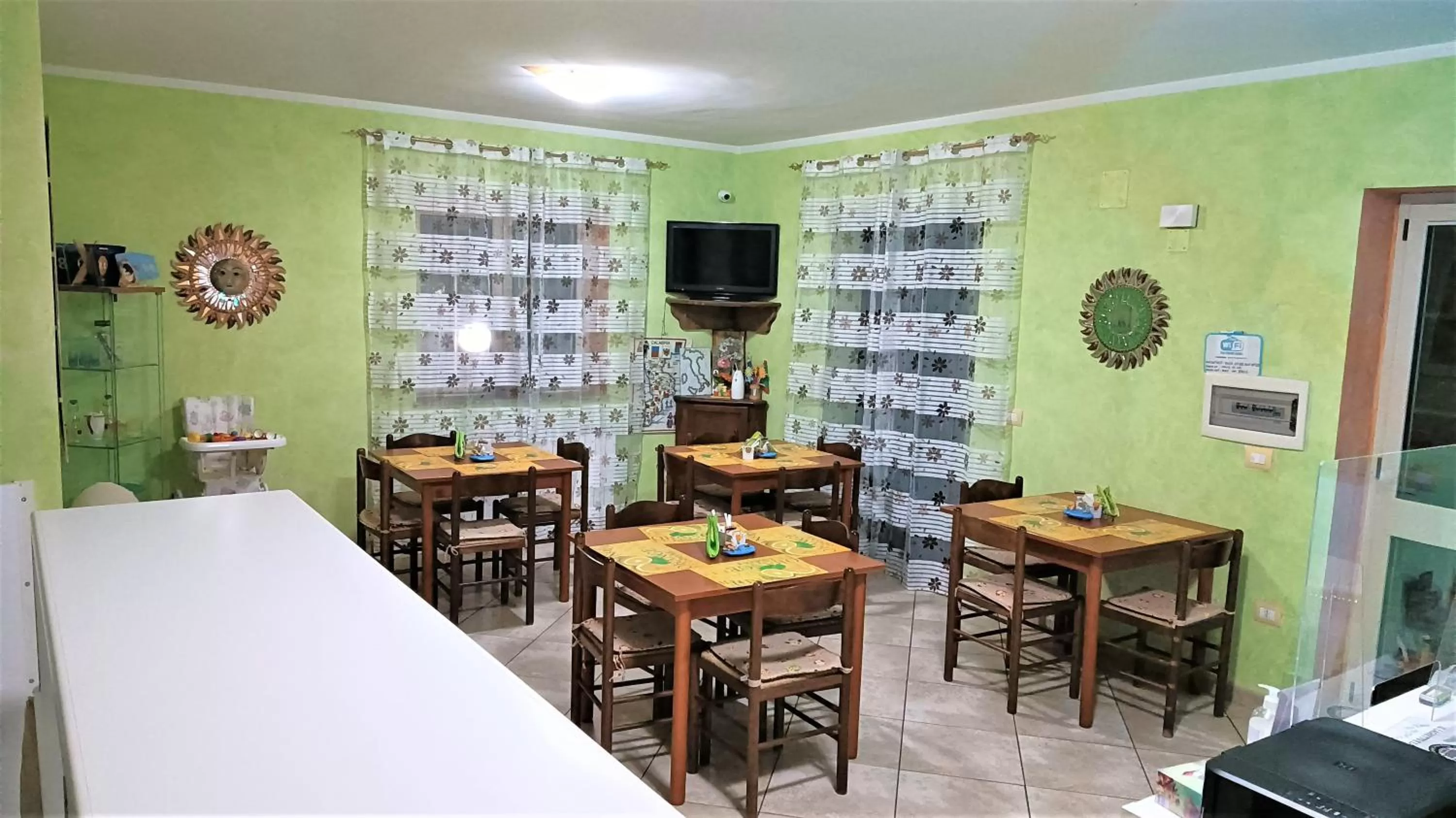 Communal lounge/ TV room, Bed in Il Laghetto