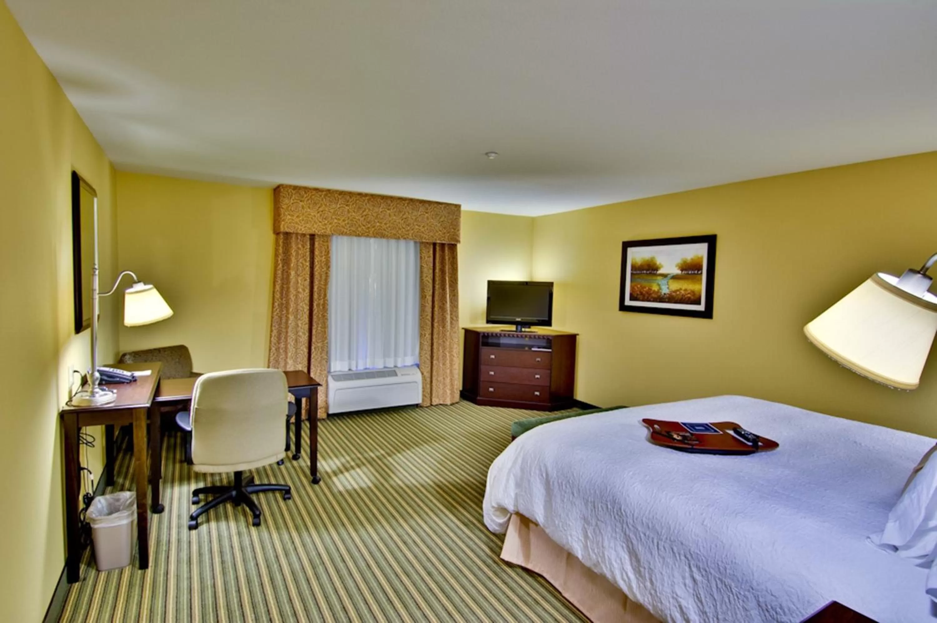 Bed in Hampton Inn & Suites Moreno Valley