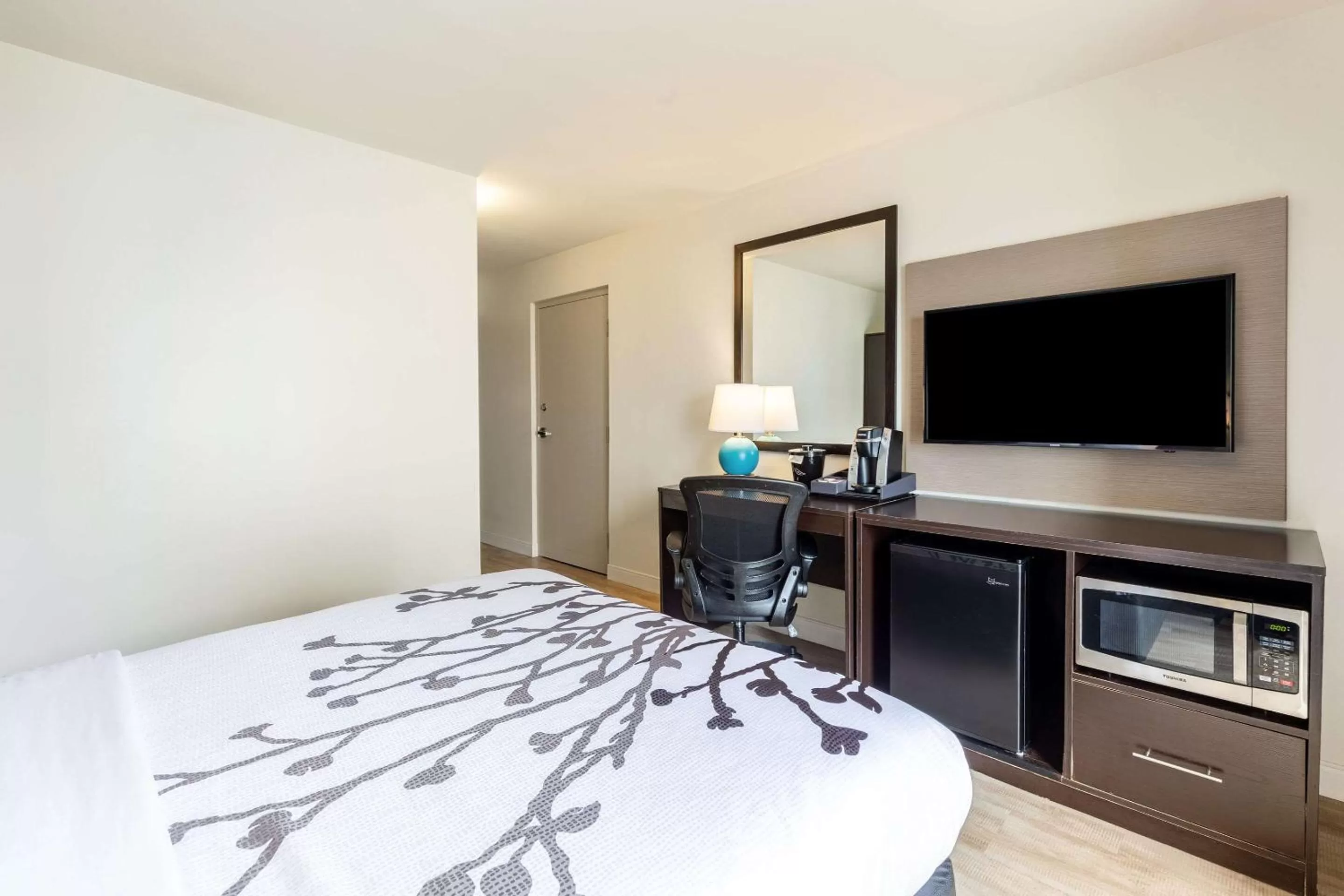 Queen Room First Floor - Accessible/Non-Smoking in Sleep Inn on the Beach