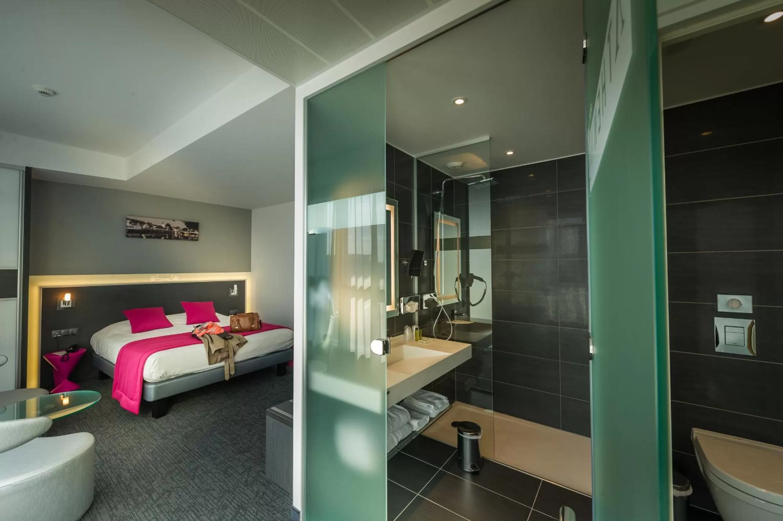 Bedroom, Bed in Hôtel Restaurant Athena Spa