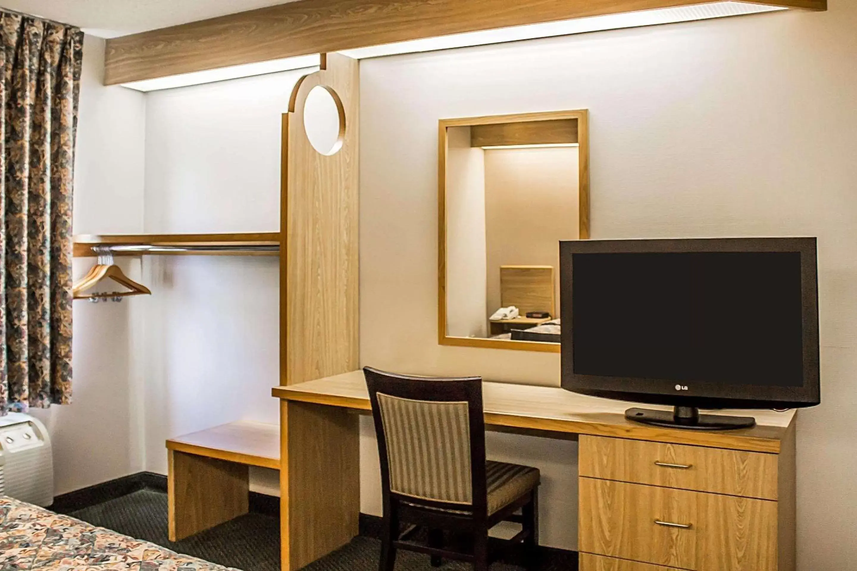 Queen Room - Disability Access/Non-Smoking in Rodeway Inn Abbotsford Queen Room - Disability Access/Non-Smoking in Rodeway Inn Abbotsford