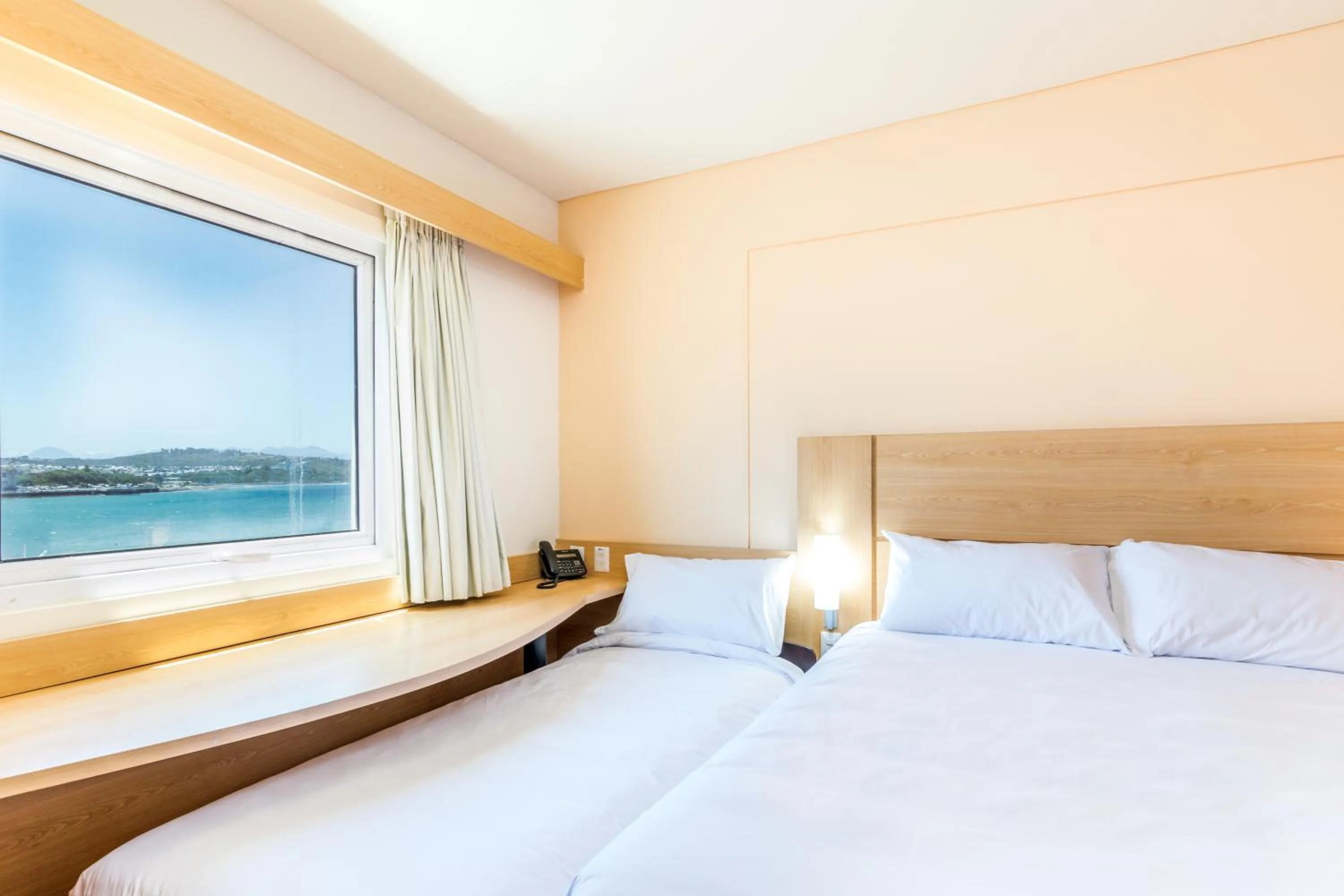 Photo of the whole room, Bed in ibis Puerto Montt