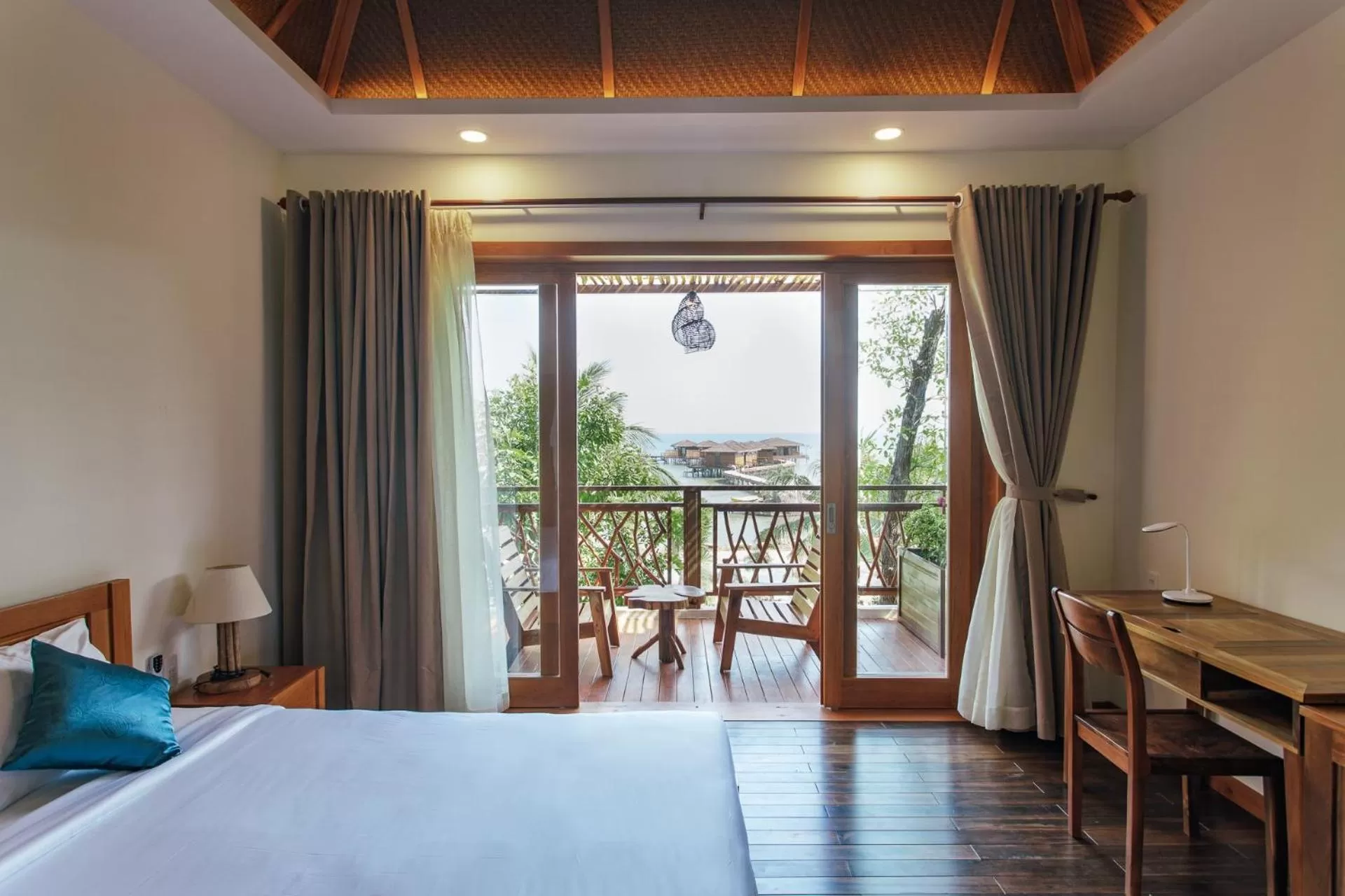 Balcony/Terrace, Bed in Rocks Beach Boutique