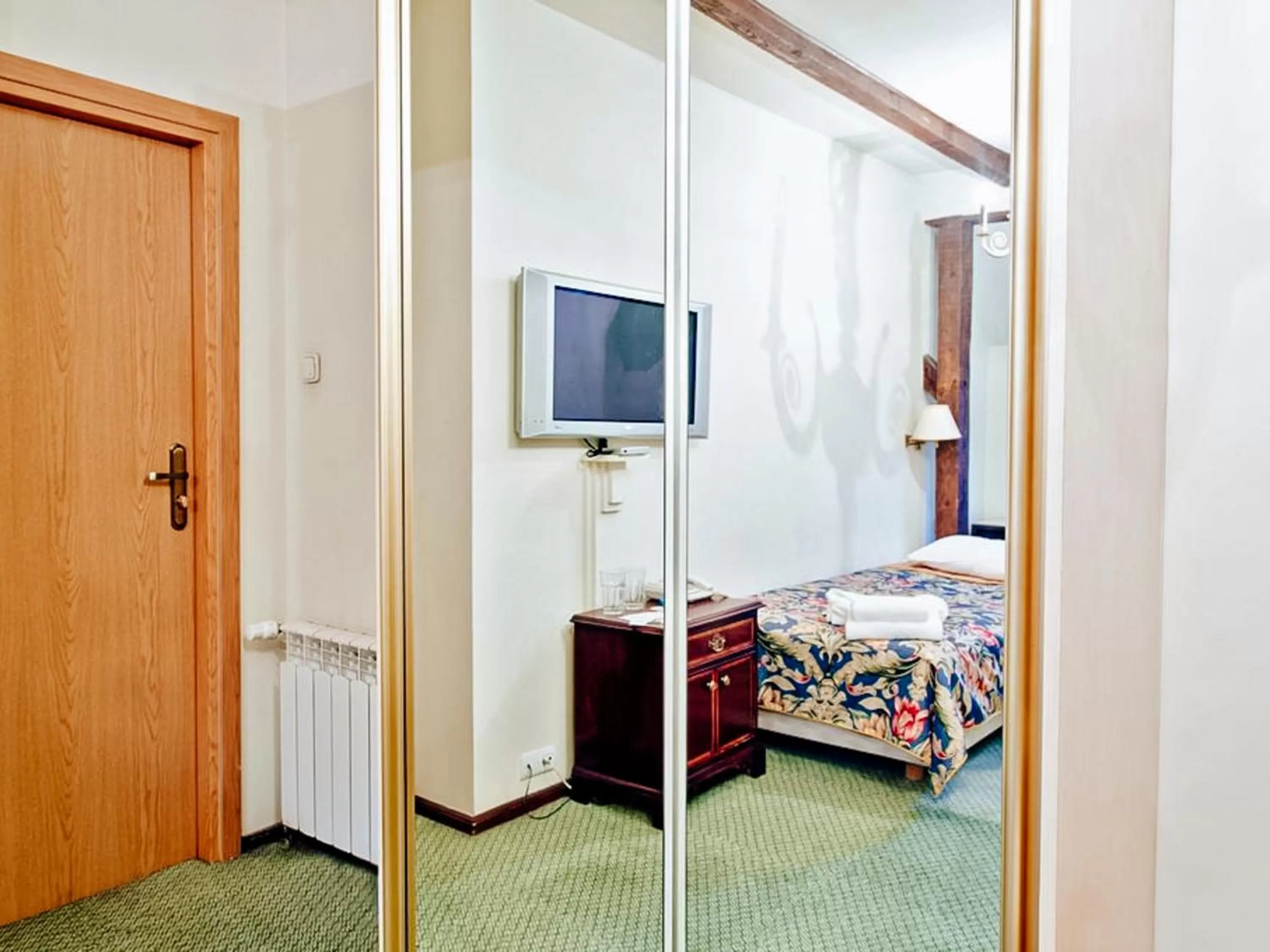 Bed, TV/Entertainment Center in Miodosytnia Aparthotel