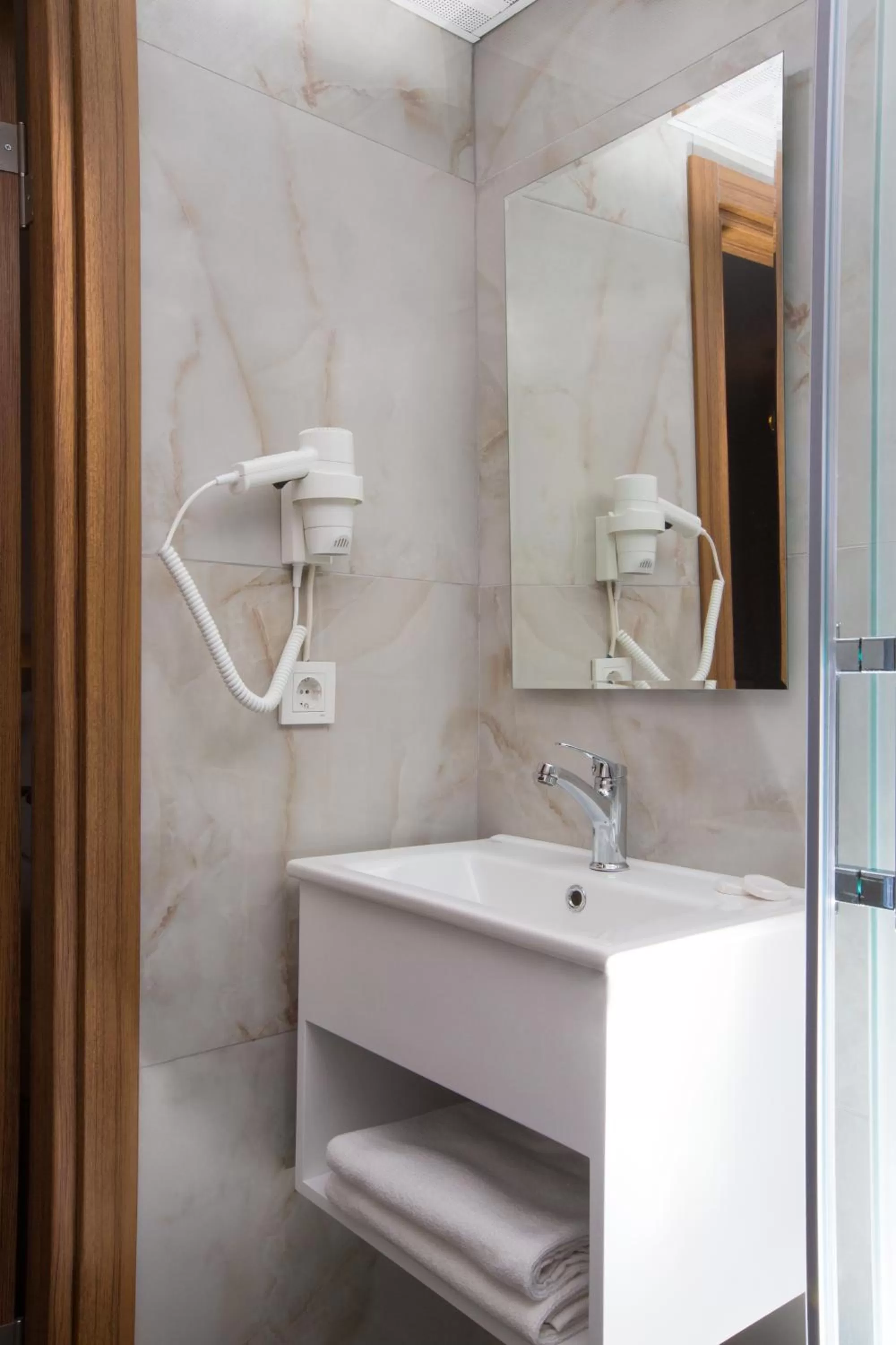 Shower in Golden Street Hotel