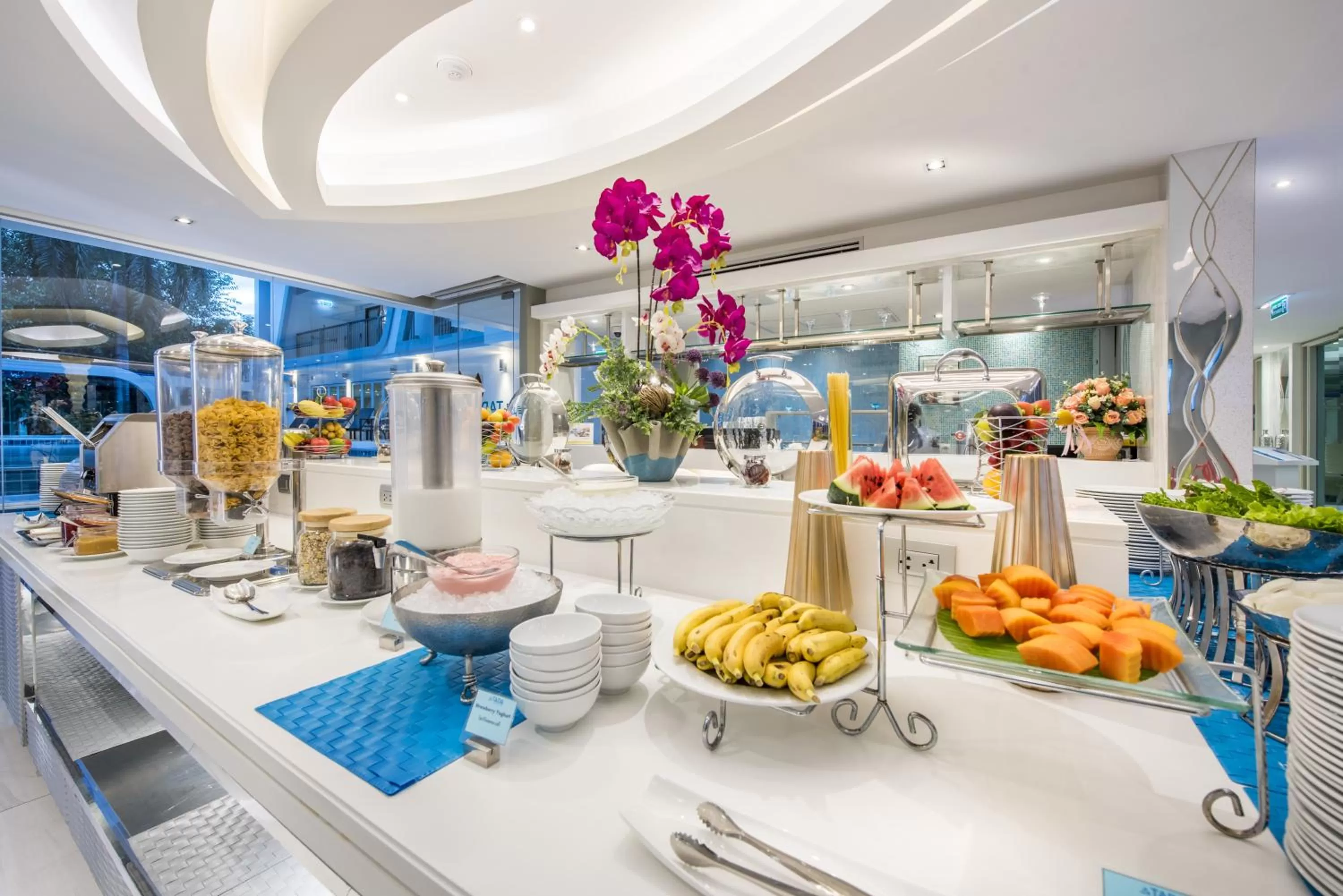 Restaurant/places to eat in Le Tada Residence