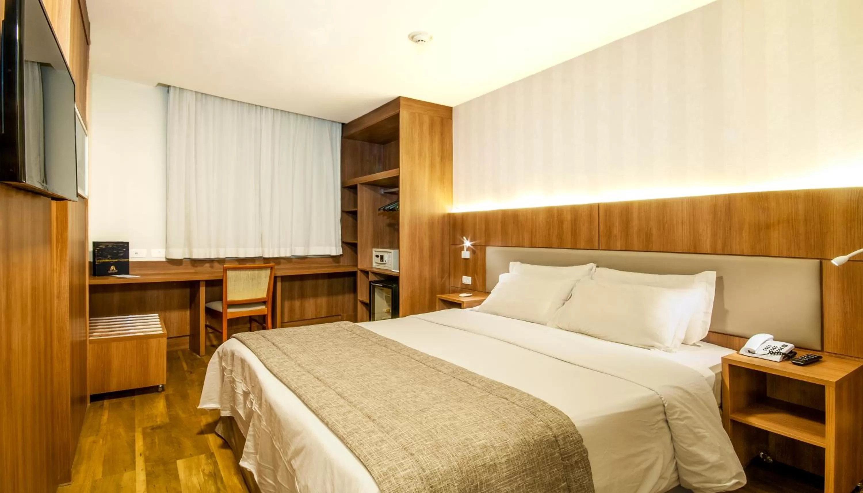 Photo of the whole room, Bed in Hotel Astoria Copacabana