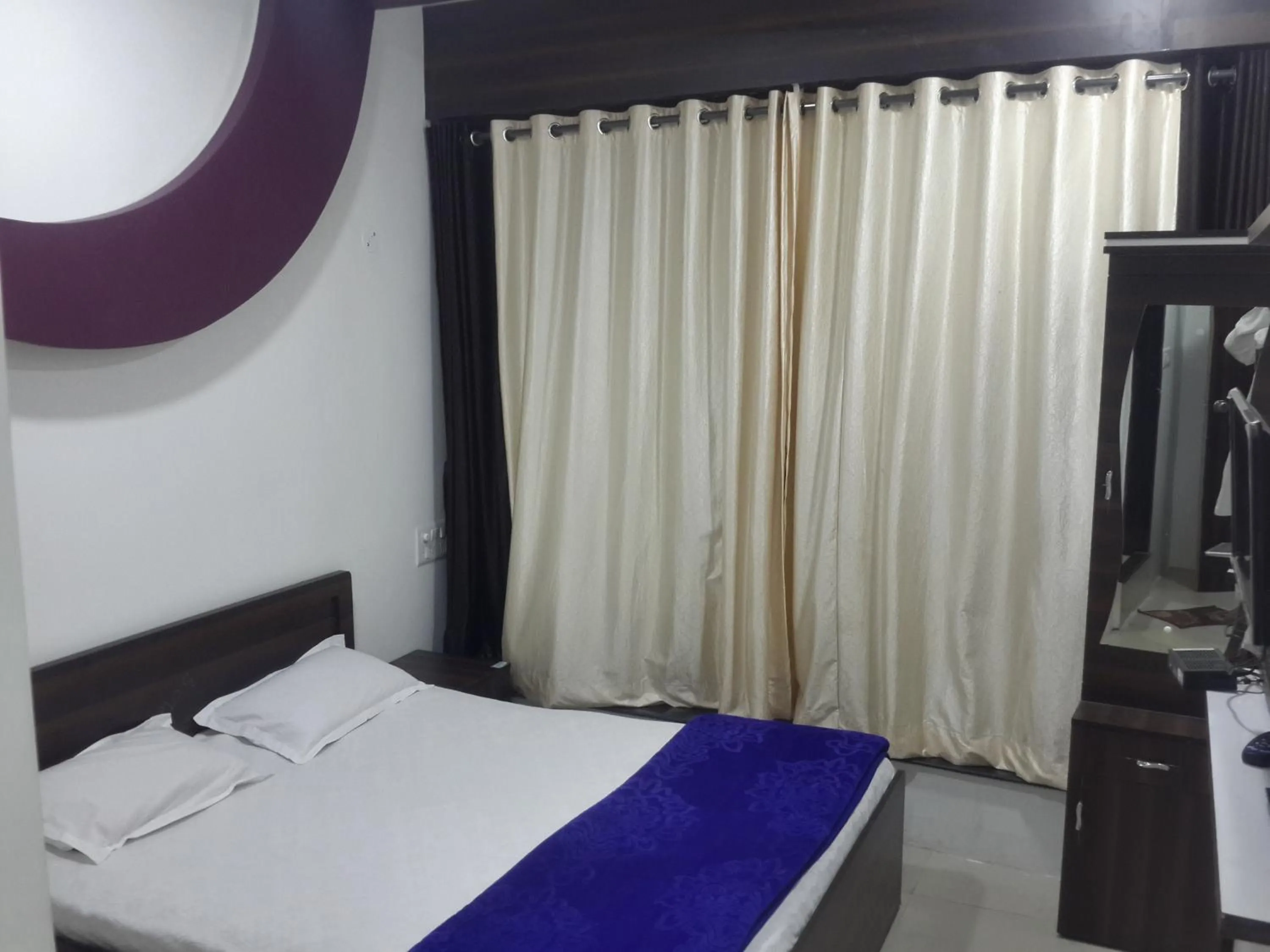 Bedroom, Bed in Hotel Holiday Era Opposite Railway Station