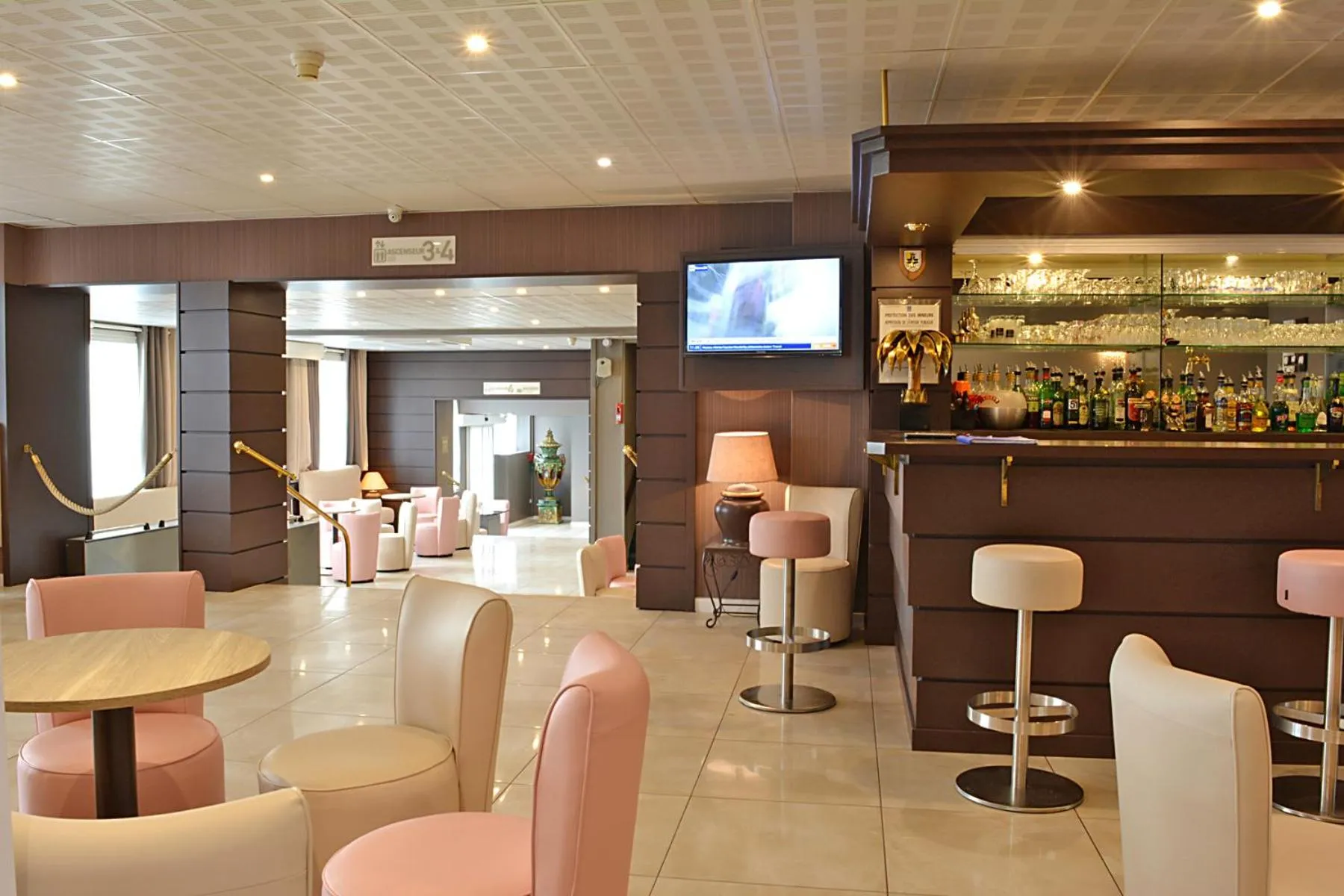 Lounge or bar in Hôtel Croix des Bretons - Lourdes Pyrénées