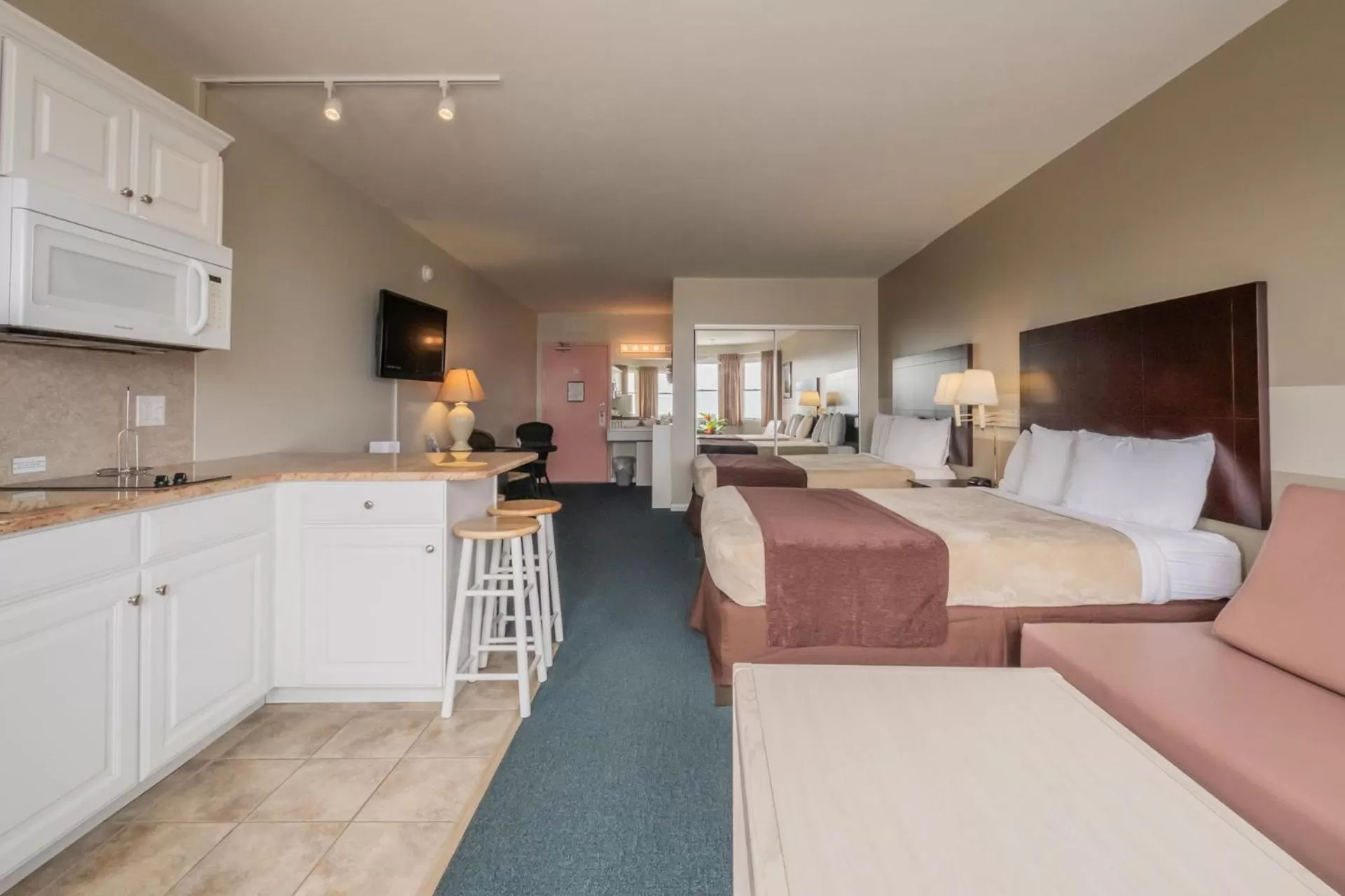 Kitchen/Kitchenette in Heart of Wildwood Motel