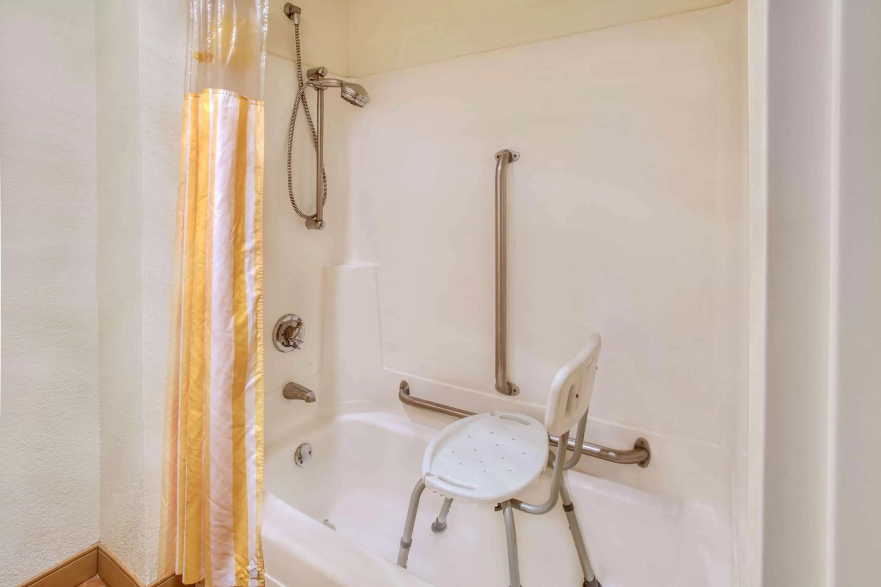 Bathroom in La Quinta Inn by Wyndham Minneapolis Airport Bloomington