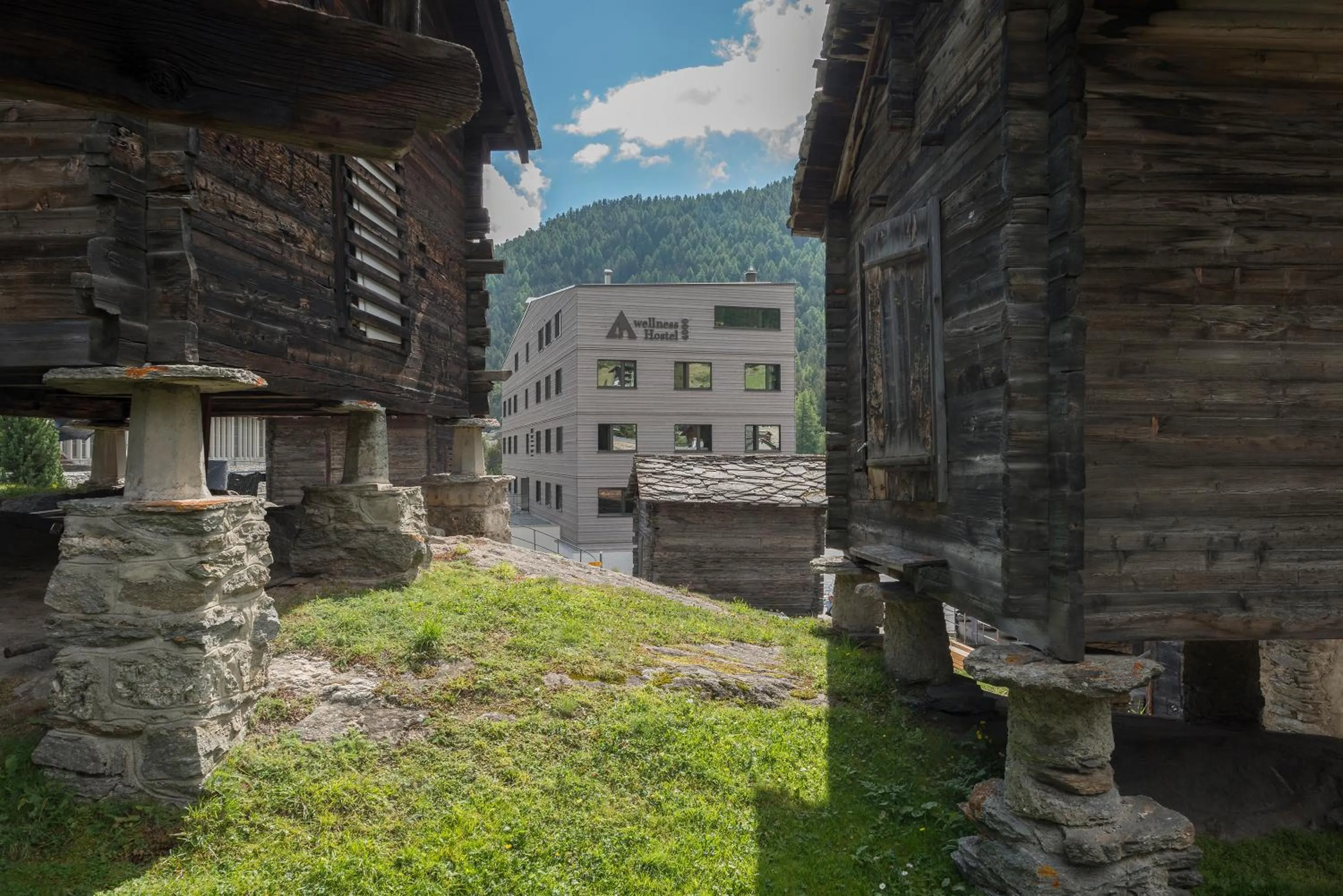 Facade/entrance in Saas-Fee wellnesshostel4000