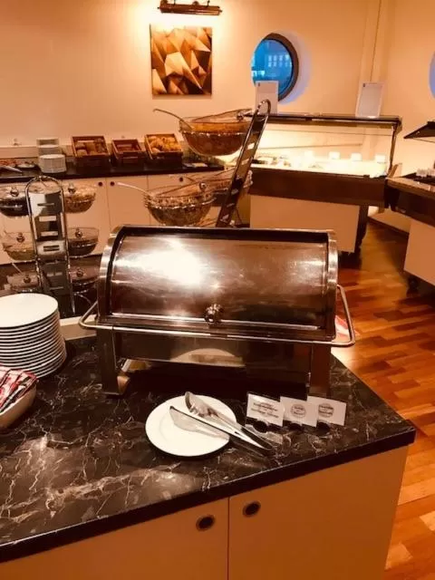 Breakfast, Kitchen/Kitchenette in Hotel Stadthafen Stade