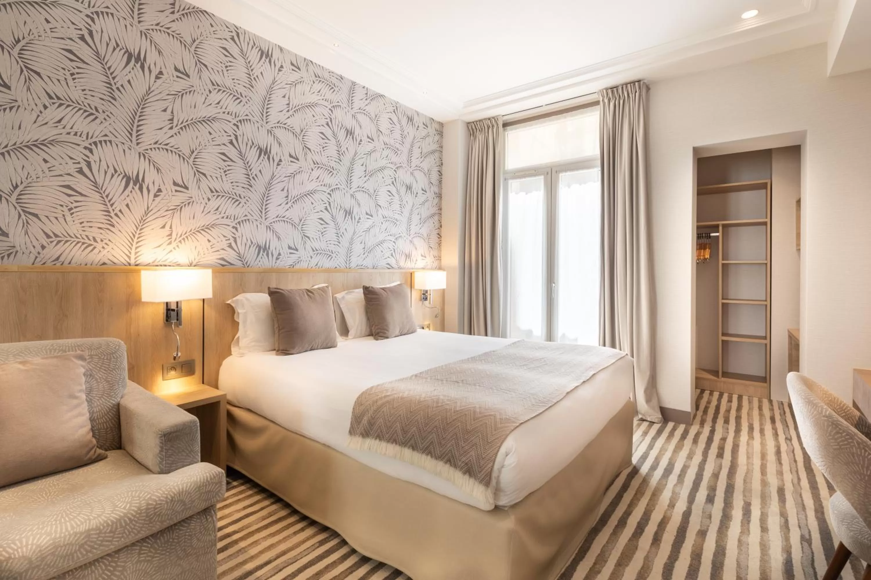 Bed in Prince Albert Lyon Bercy