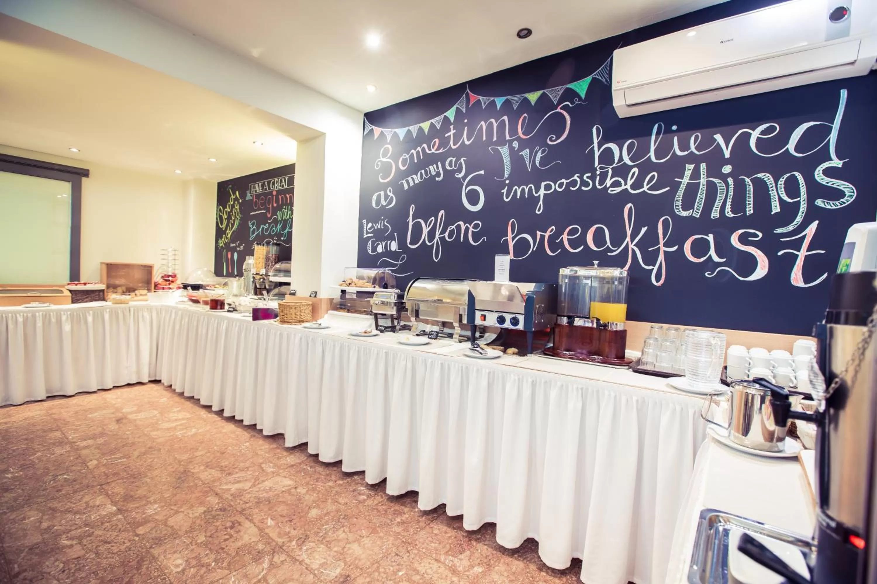 Restaurant/places to eat in Hotel Marina