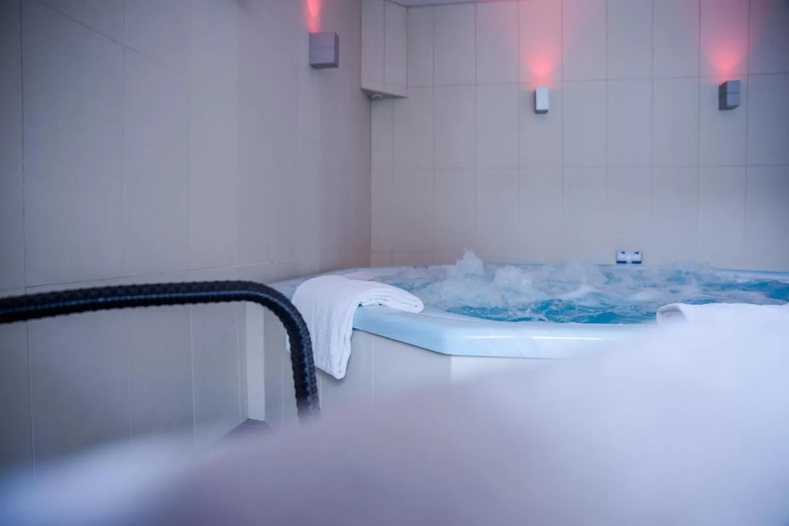 Hot Tub, Bed in Mercure Dinan Port Le Jerzual