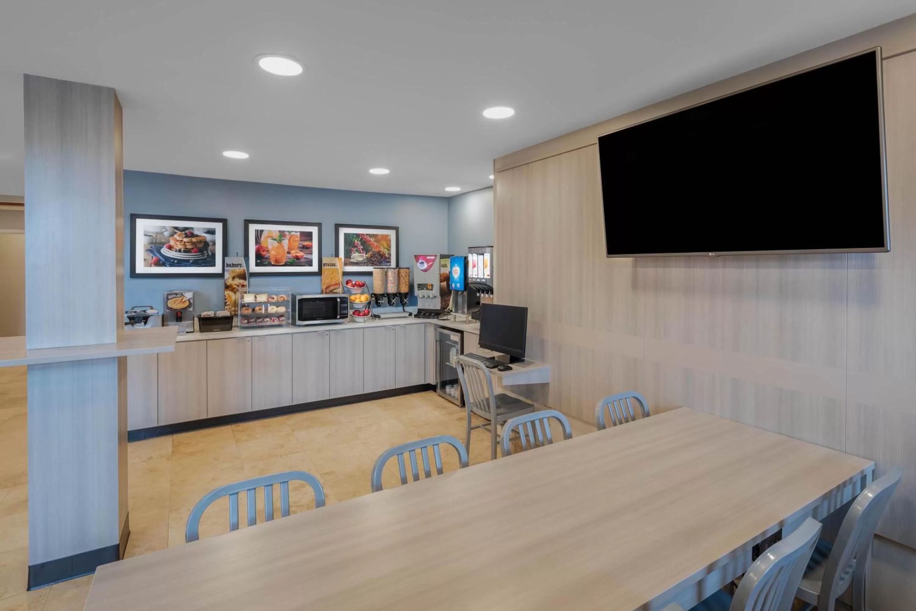 Dining area in Microtel Inn & Suites by Wyndham Atlanta Buckhead Area