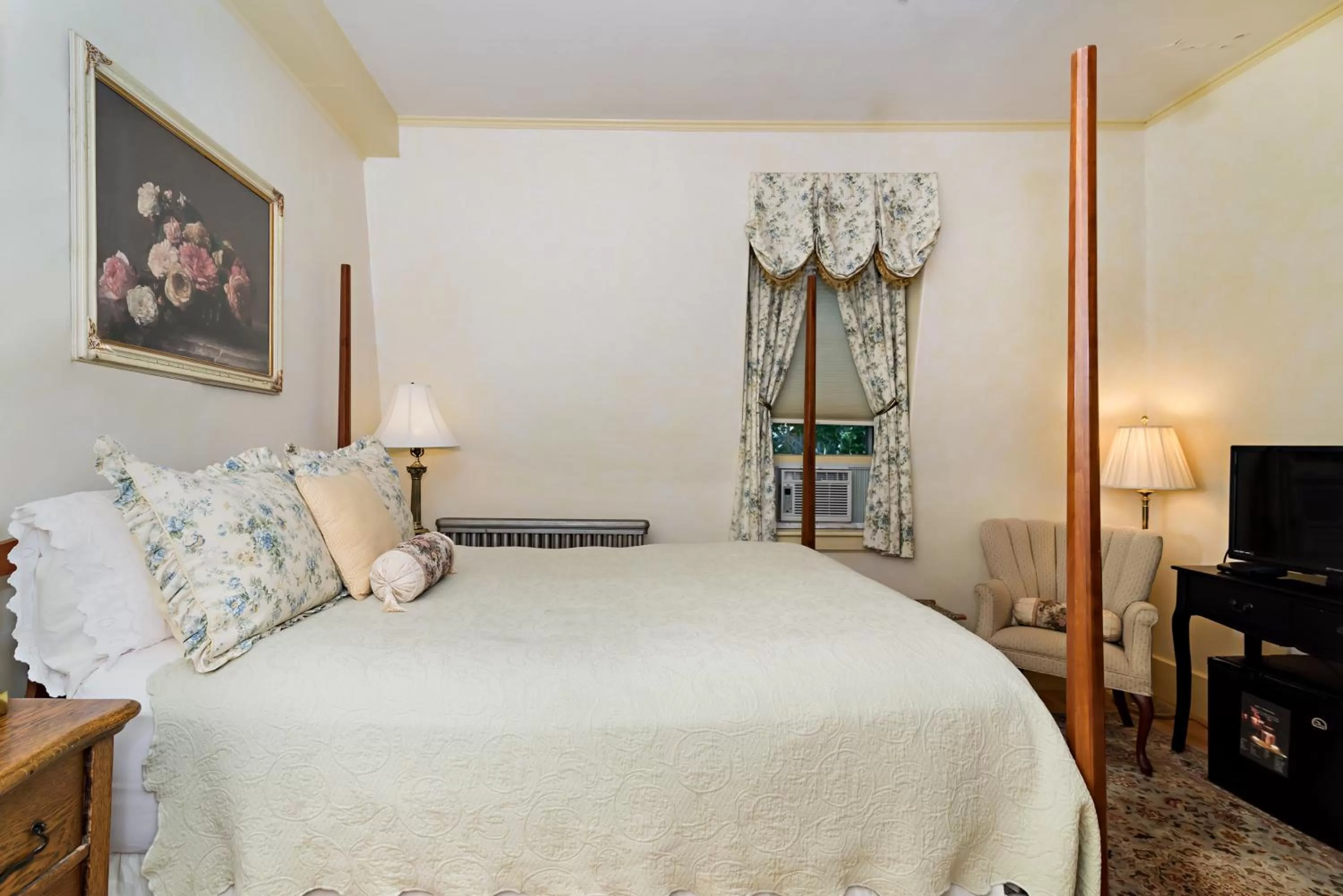 Photo of the whole room, Bed in Silver Fountain Inn