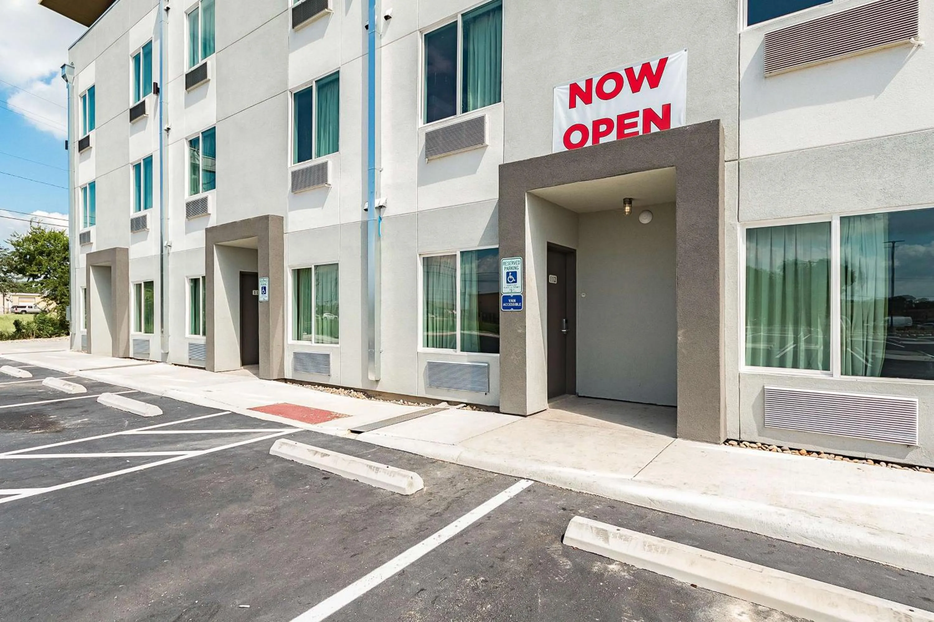 Property building in Studio 6 New Braunfels, Tx