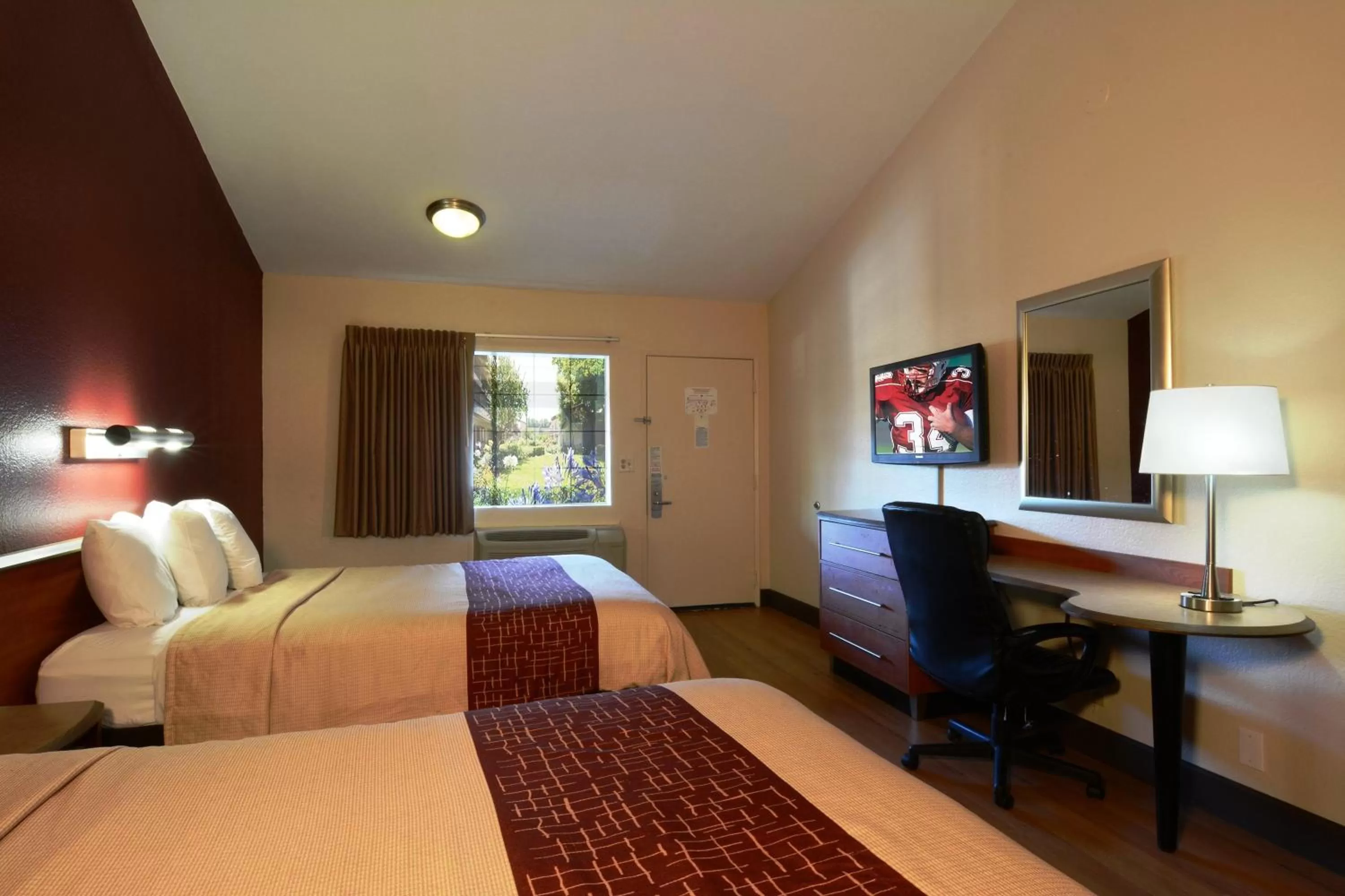 Photo of the whole room, Bed in Red Roof Inn San Dimas - Fairplex