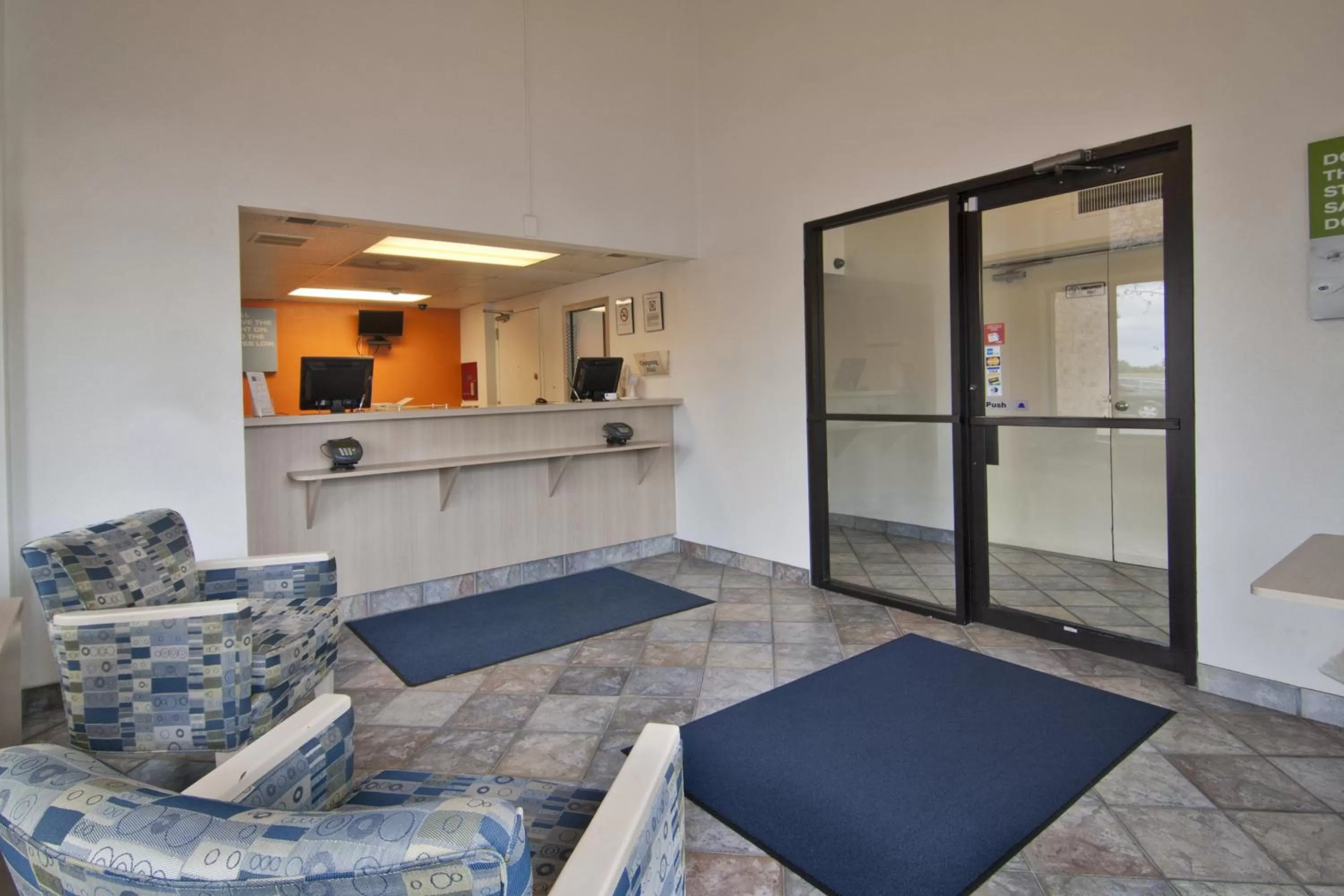 Lobby or reception in Motel 6-Lakeville, MN - South - Lakeville