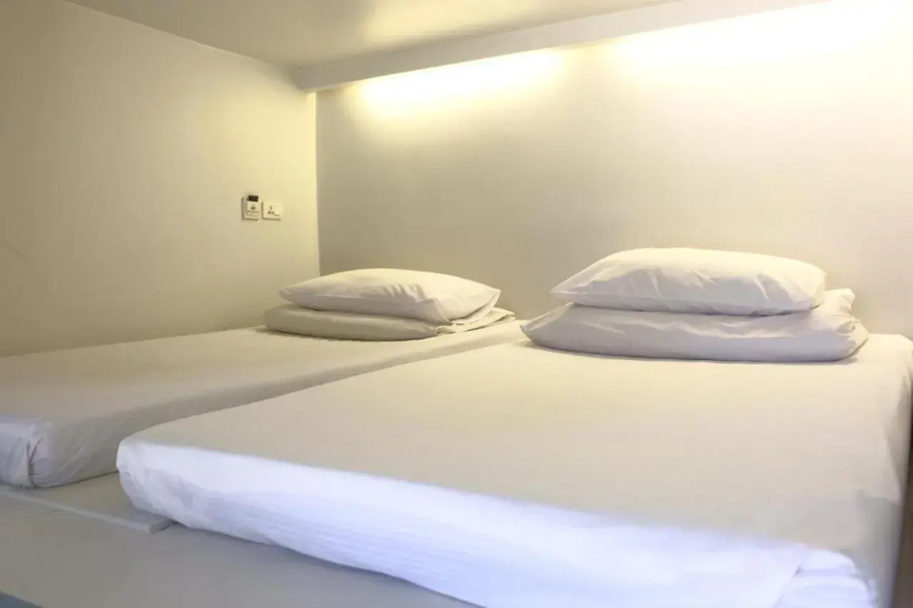 Twin Bed in mix Capsule in 3Howw Hostel @ Sukhumvit 21 Twin Bed in mix Capsule in 3Howw Hostel @ Sukhumvit 21