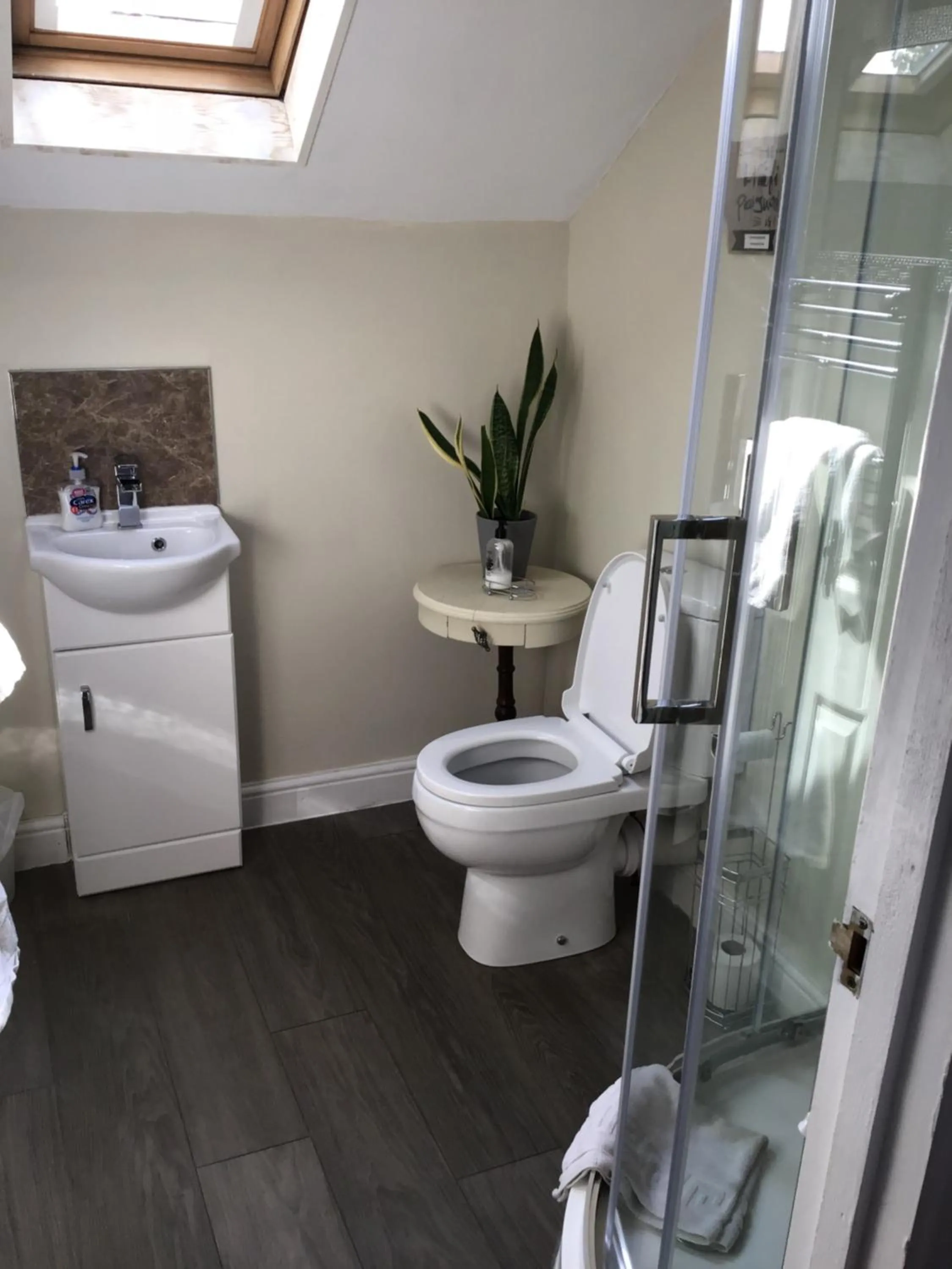 Shower in Little Lodge B&B Lutterworth