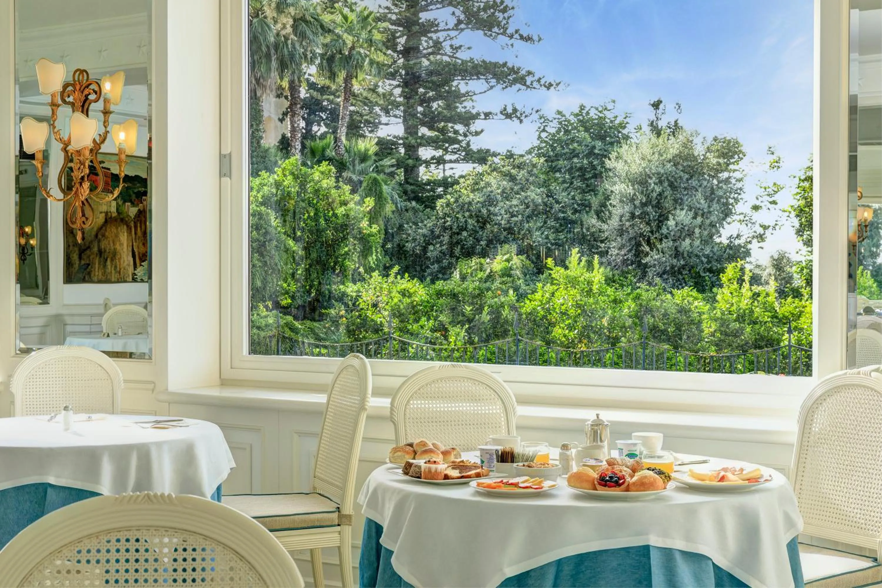 Restaurant/places to eat in Grand Hotel de la Ville