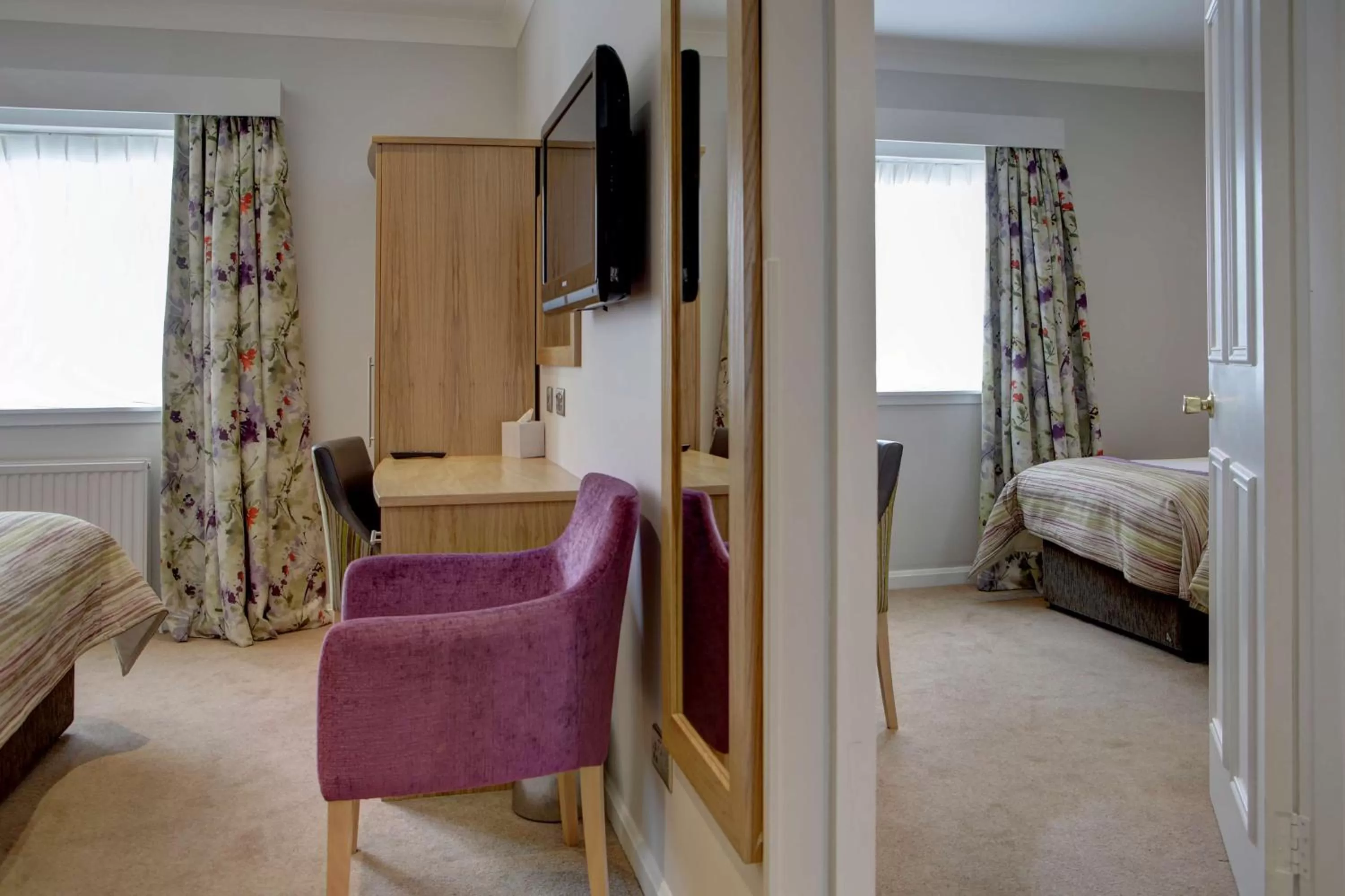 Photo of the whole room, Bed in Invercarse Hotel Dundee, BW Signature Collection