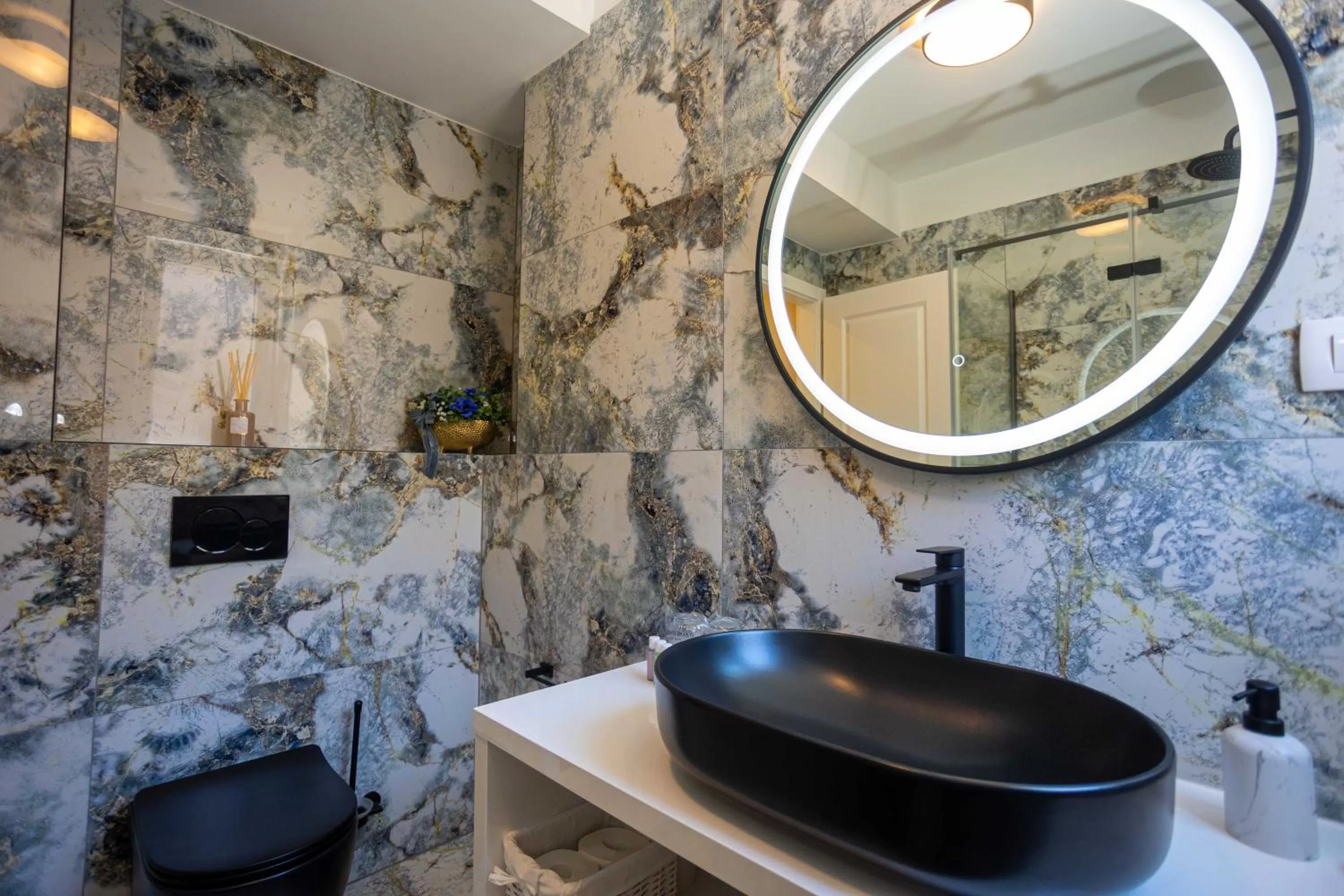 Toilet in City and Style Luxury Rooms Split