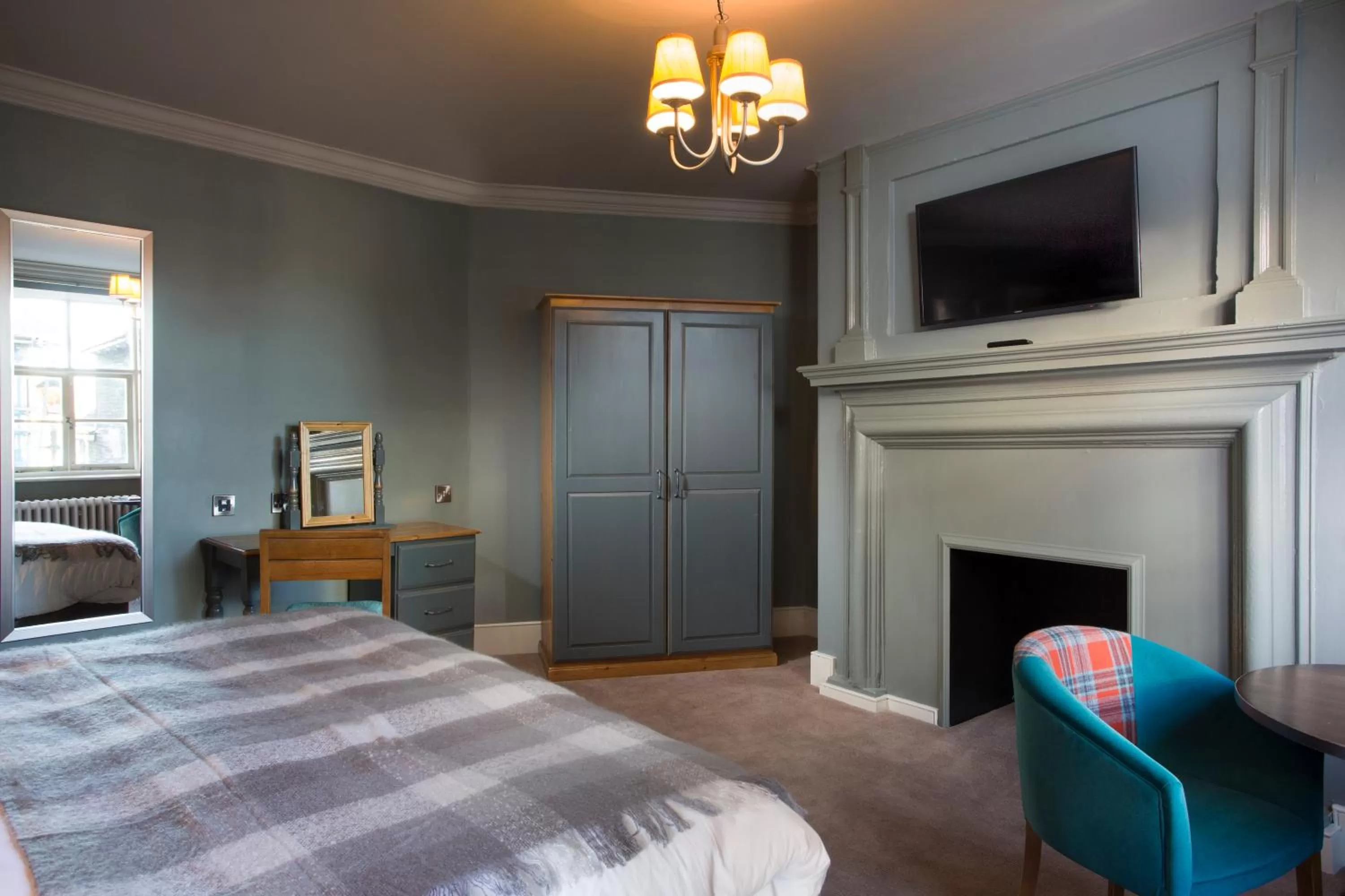 Bedroom, Bed in The Ostrich Inn Colnbrook London Heathrow