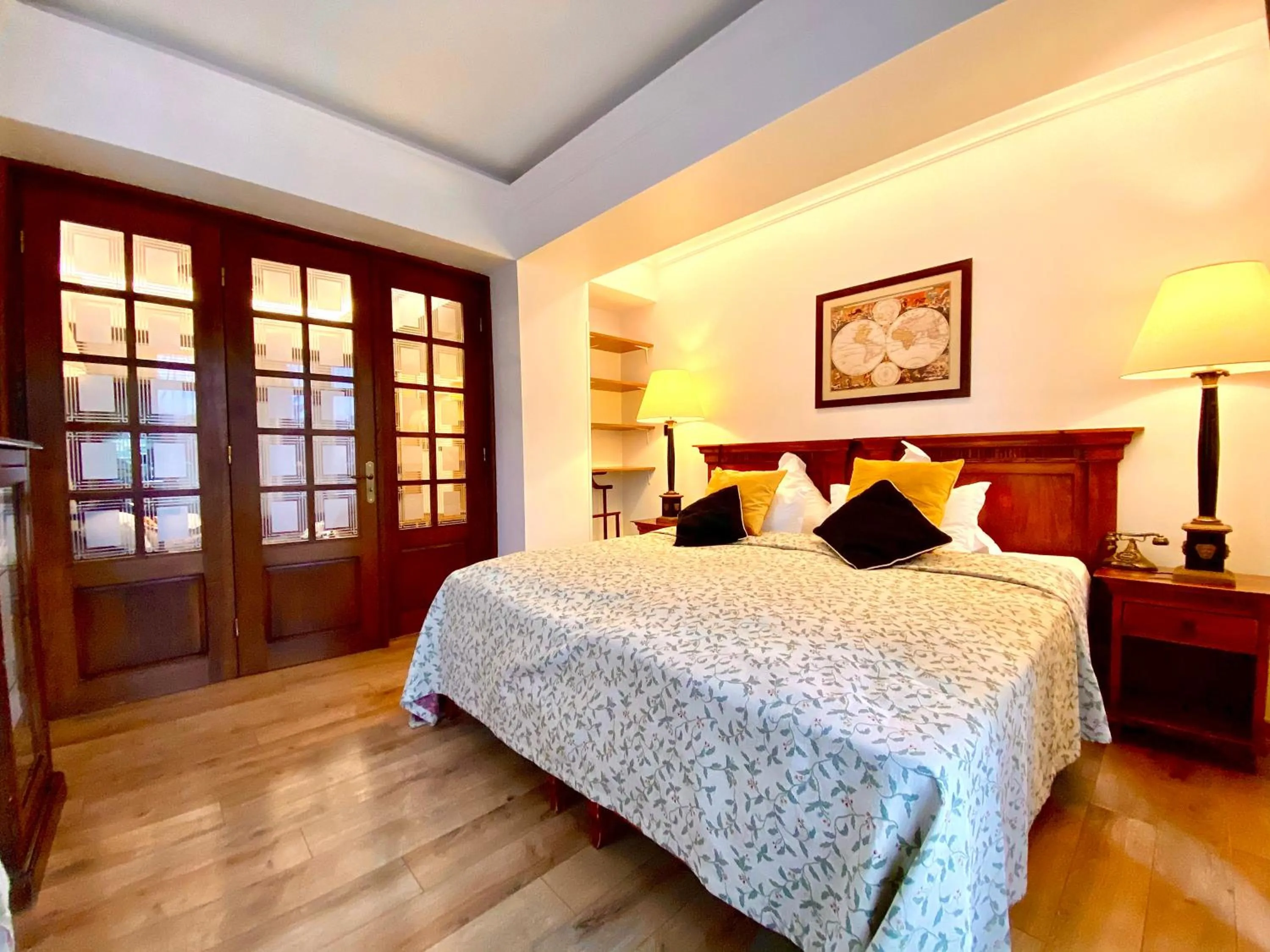 Bed in Arc de Triomphe Studios