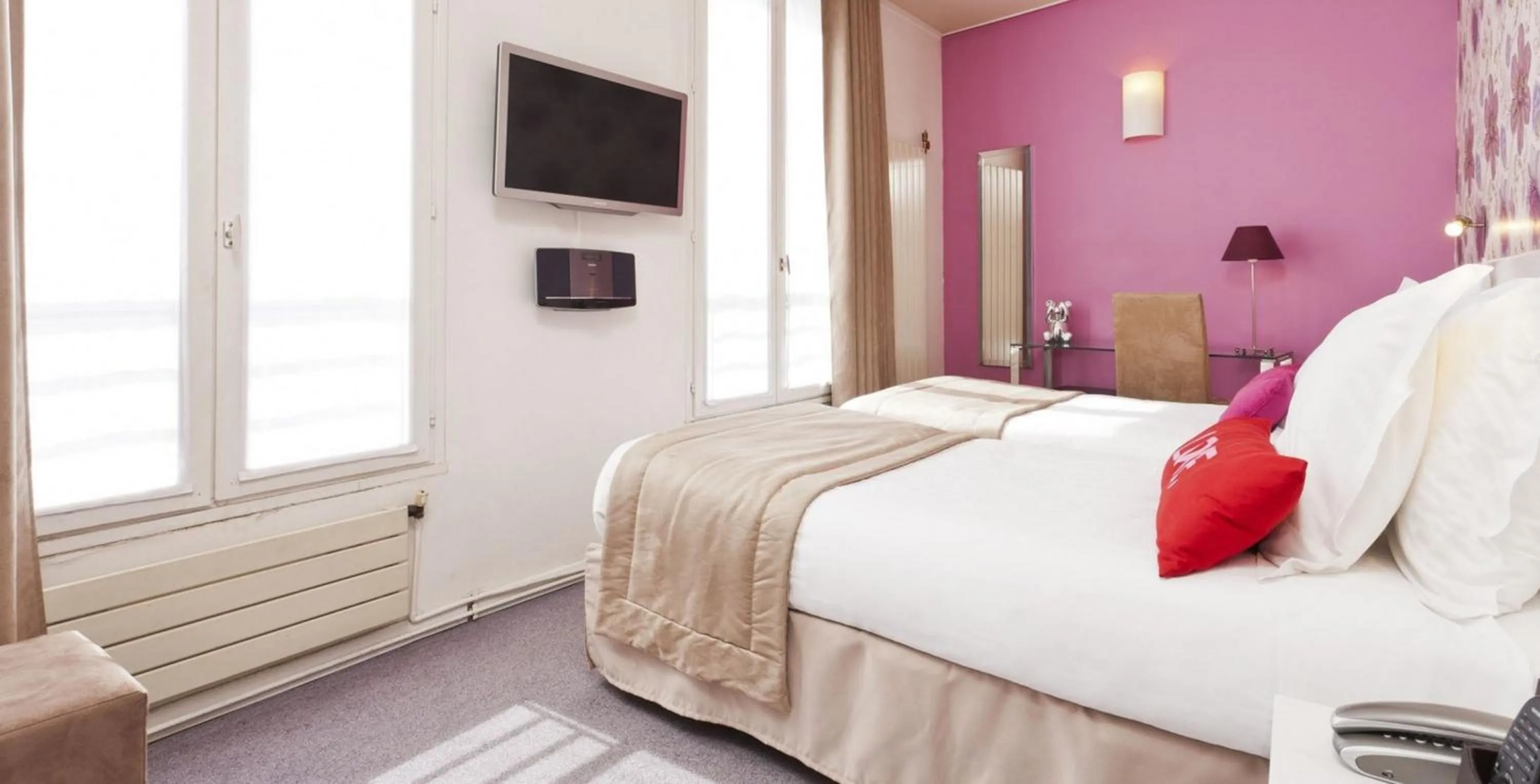 TV and multimedia, Bed in Hôtel Soft