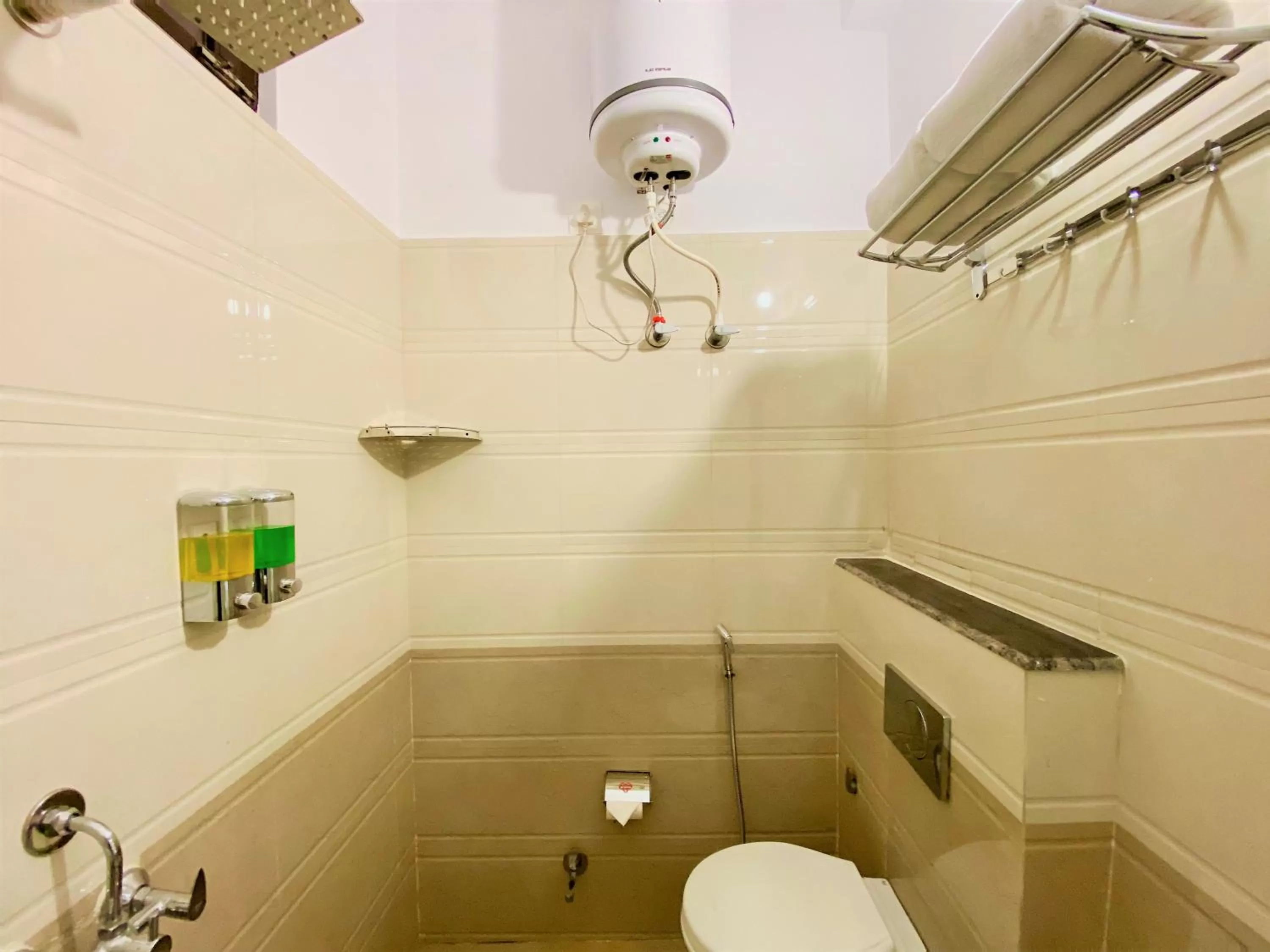 Shower in Tapovan New Residency - 5 minutes walk to Laxman jhula
