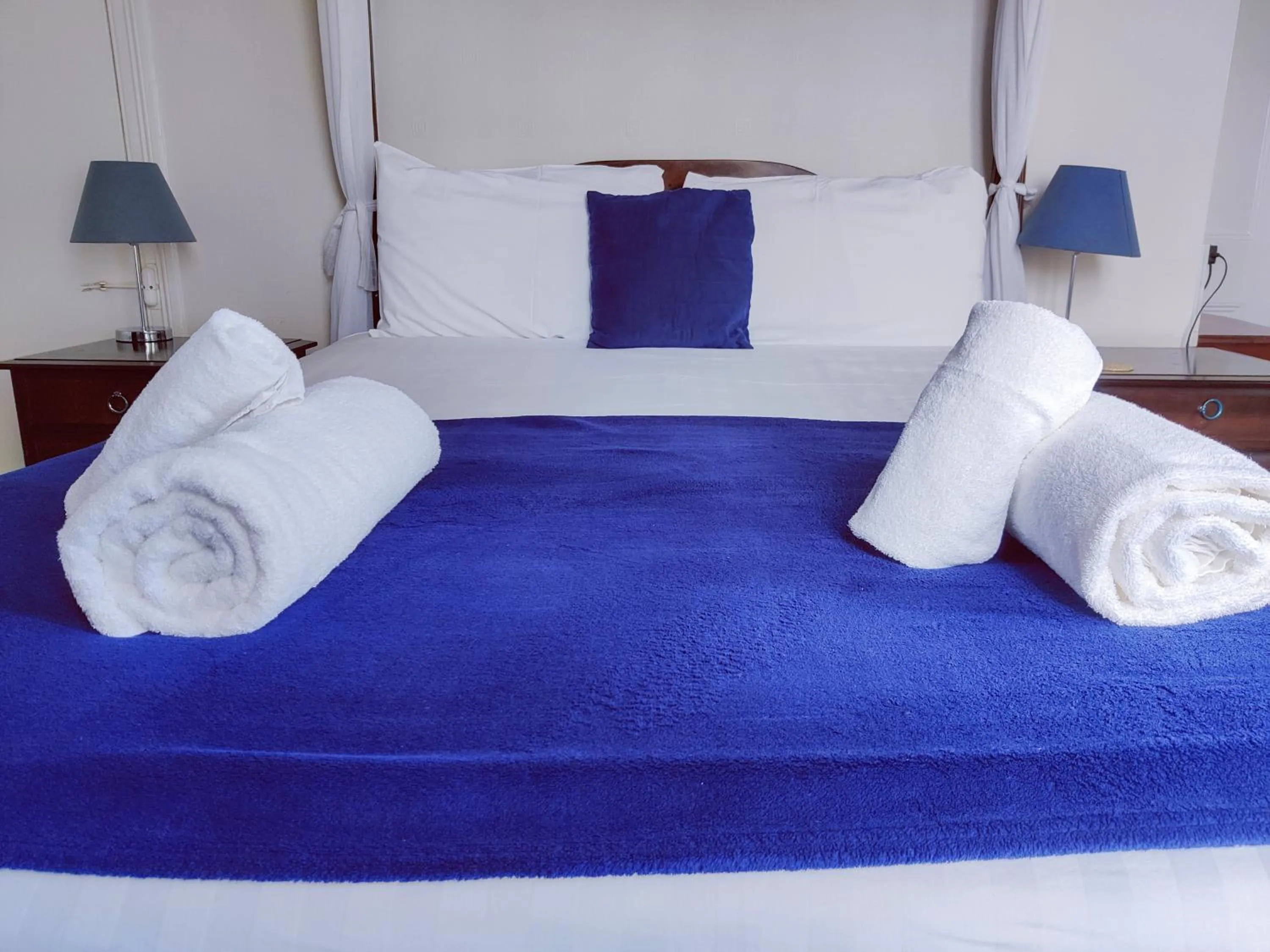 Bedroom, Bed in Wentworth House - Free Parking