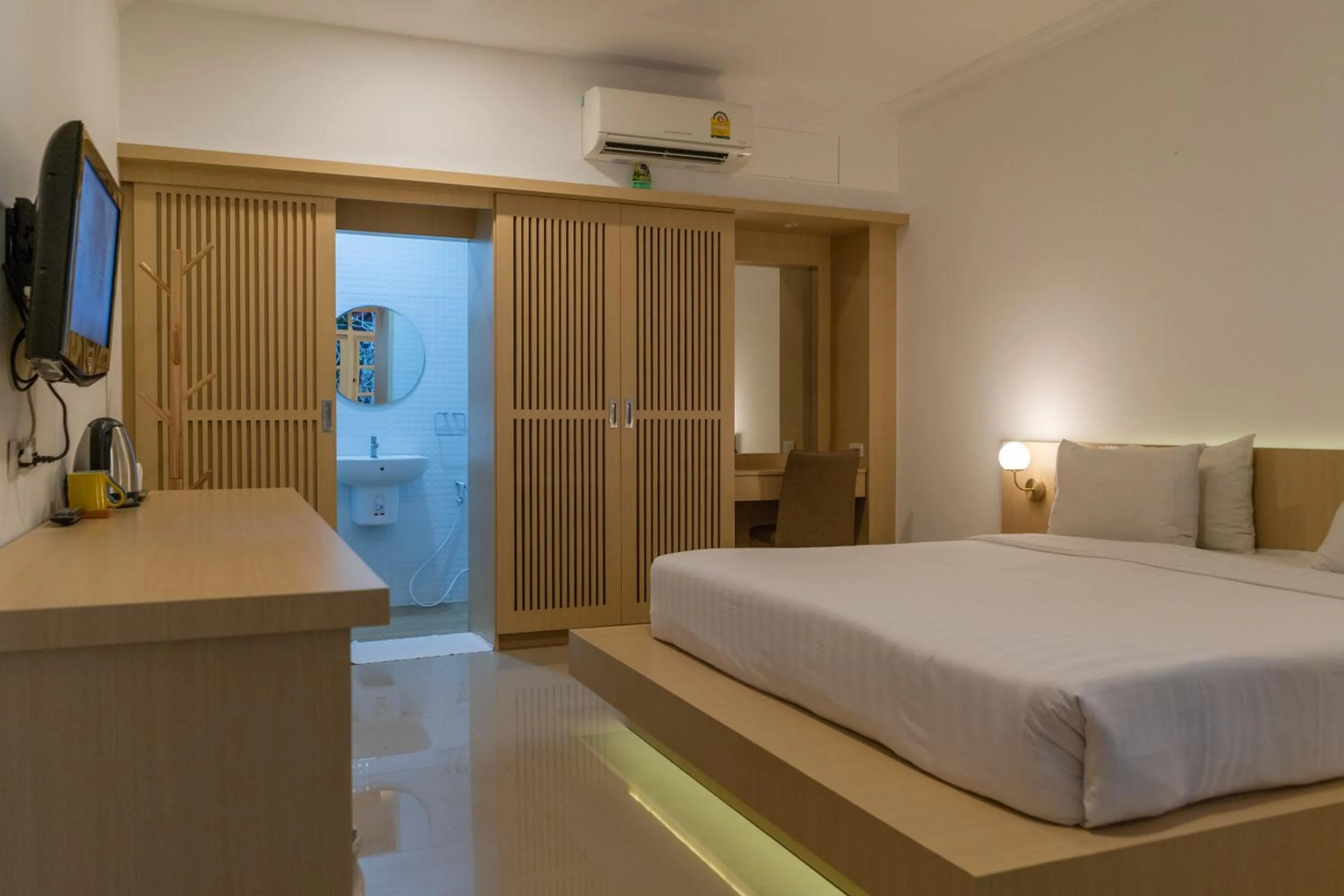 Photo of the whole room, Bed in Garden Home Kata