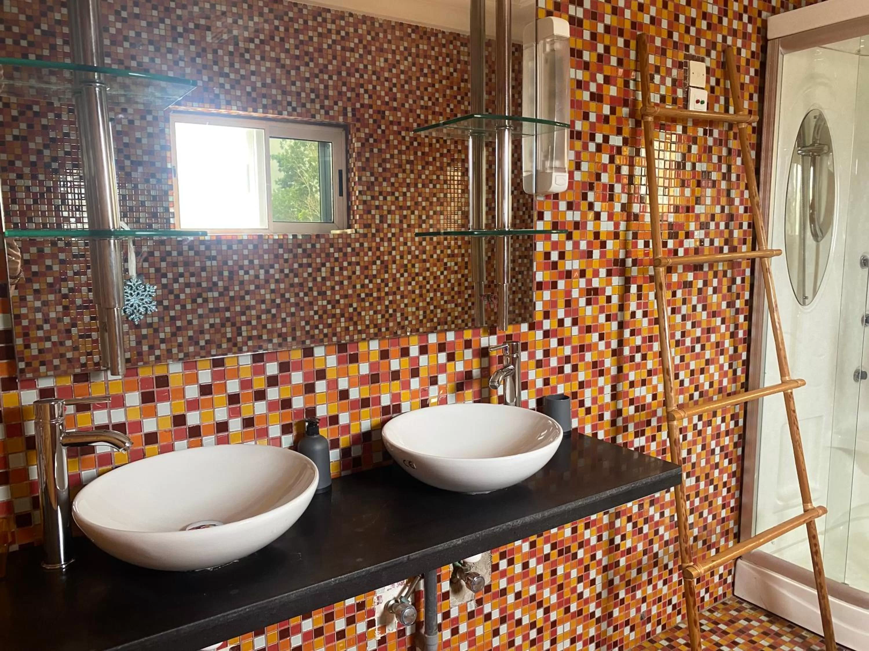 Bathroom in L'Oasis Guesthouse