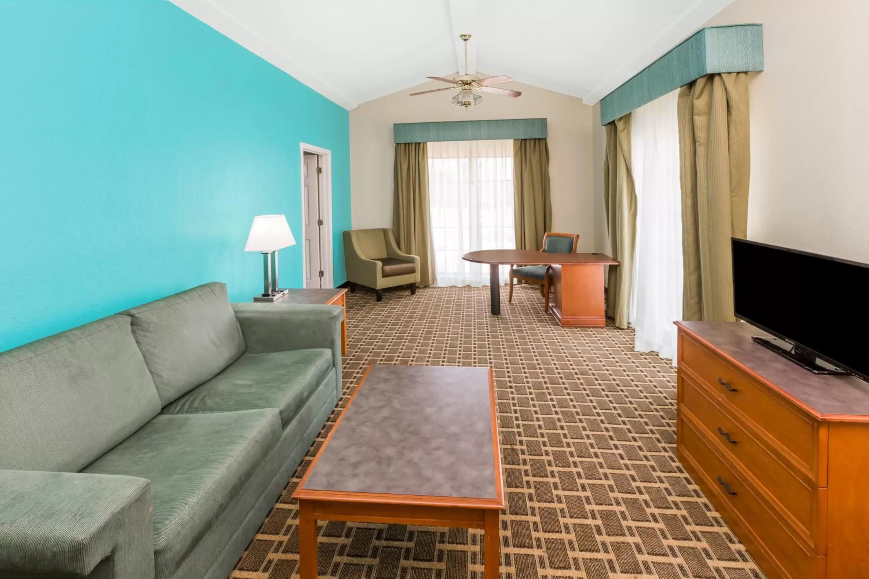 Living room in Days Inn by Wyndham Little Rock/Medical Center