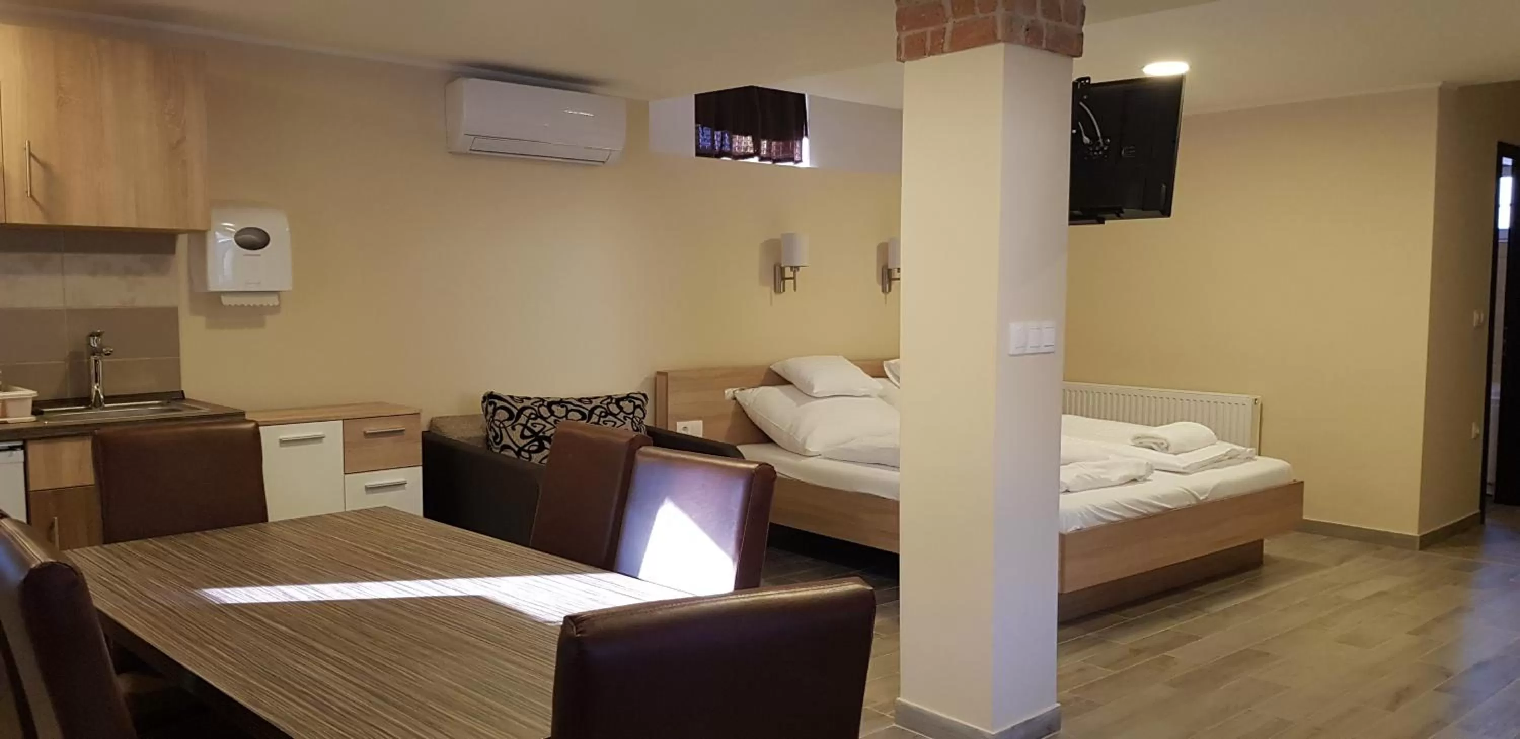 Bed in Central Panzió Gyula