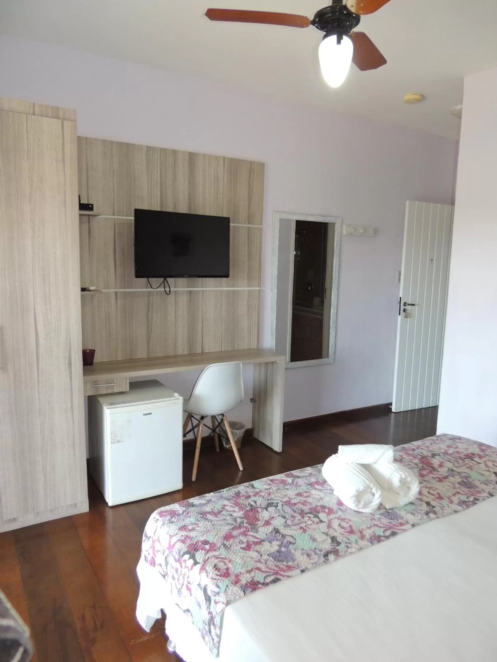 Photo of the whole room, TV/Entertainment Center in Pousada Akaroa